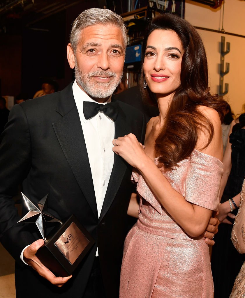 Der Preisträger George Clooney und seine Frau Amal bei der 46. Gala zur Verleihung des Preises für das Lebenswerk des American Film Institute. | Quelle: Getty Images