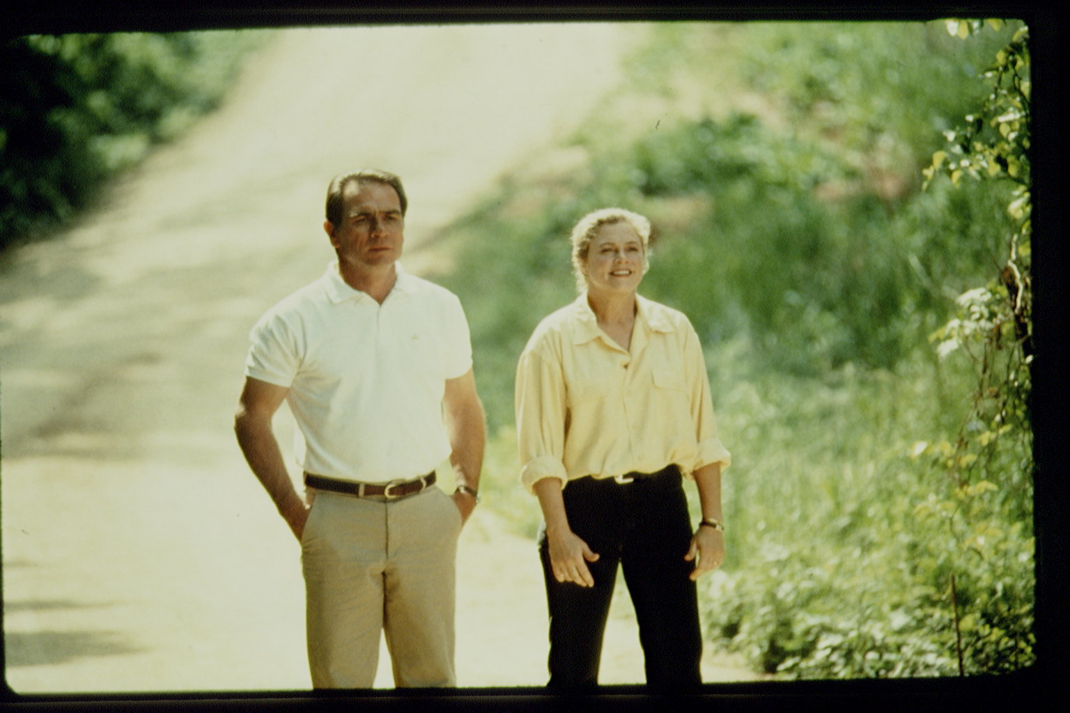 Tommy Lee Jones und Kathleen Turner bei den Dreharbeiten zu "House of Cards", ca. 1992. | Quelle: Getty Images