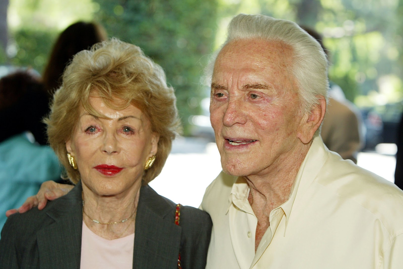 Anne Buyden und Kirk Douglas in Beverley Hills 2004. | Quelle: Getty Images