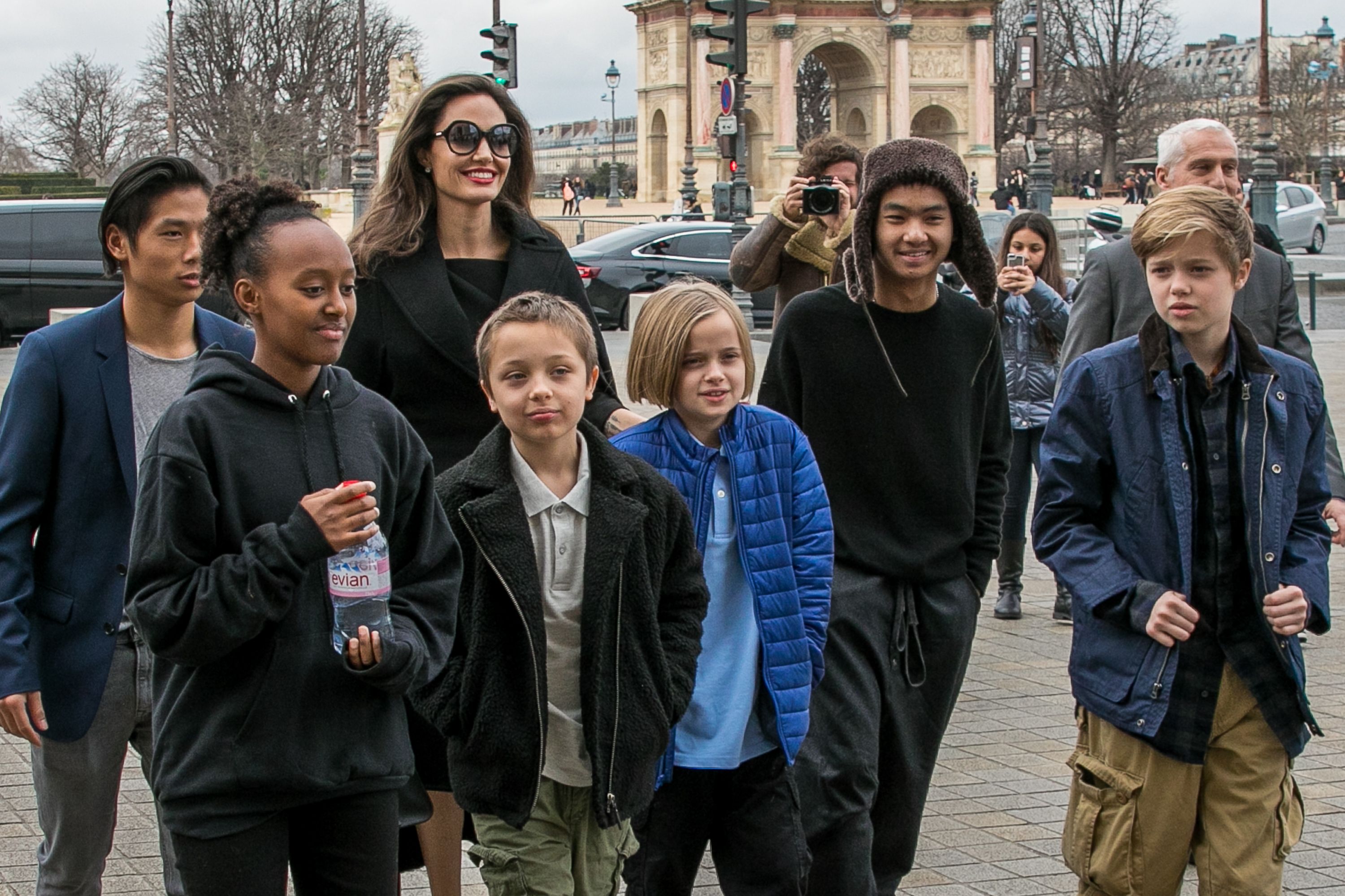 Angelina Jolie und ihre Kinder Maddox, Shiloh, Vivienne, Knox, Zahara und Pax Jolie-Pitt bei der Ankunft im Louvre Museum am 30. Januar 2018 in Paris, Frankreich | Quelle: Getty Images