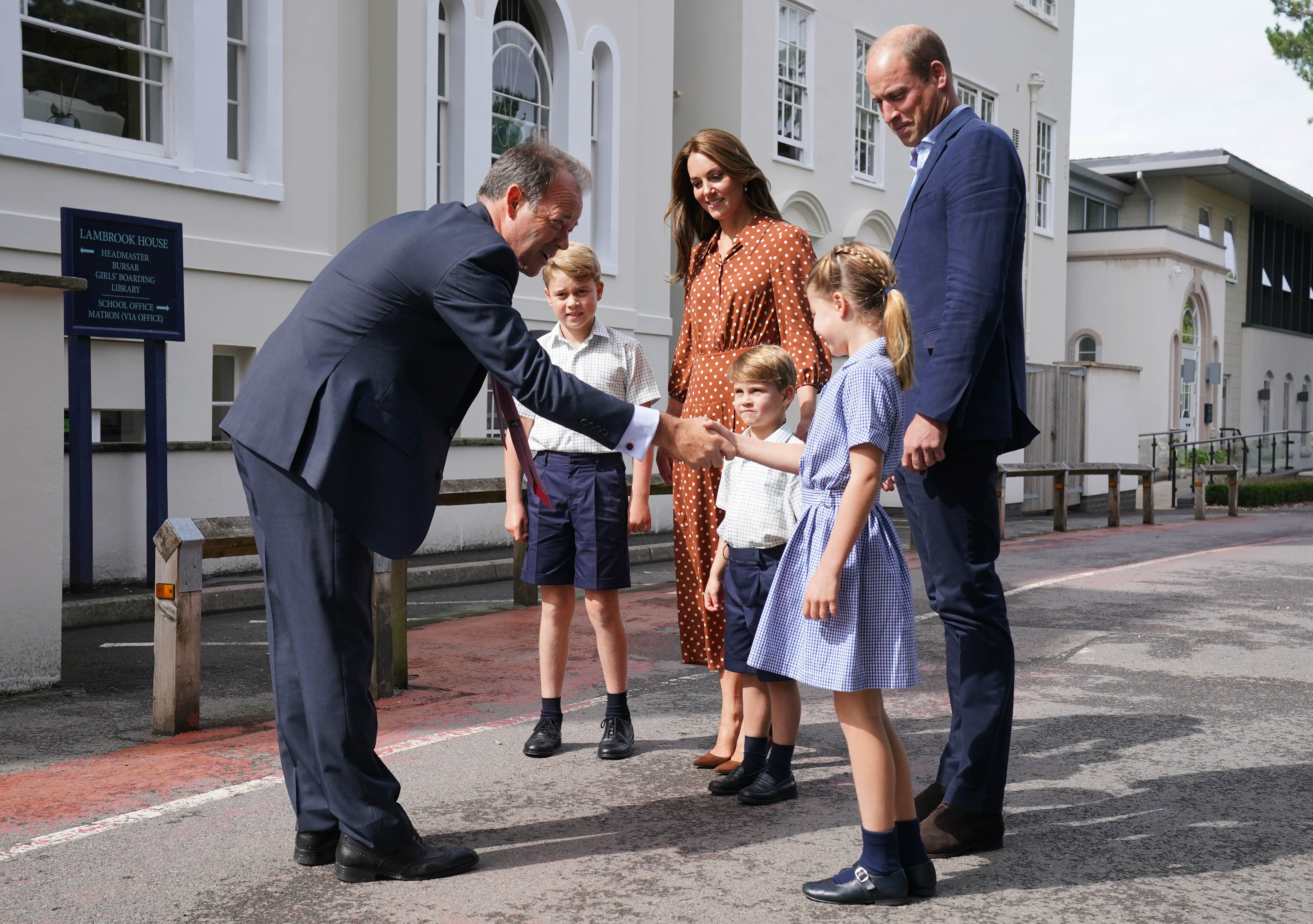 Prinz William, Kate Middleton, Prinz George, Prinzessin Charlotte und Prinz Louis mit Schulleiter Jonathan Perry in Bracknell England 2022. | Quelle: Getty Images