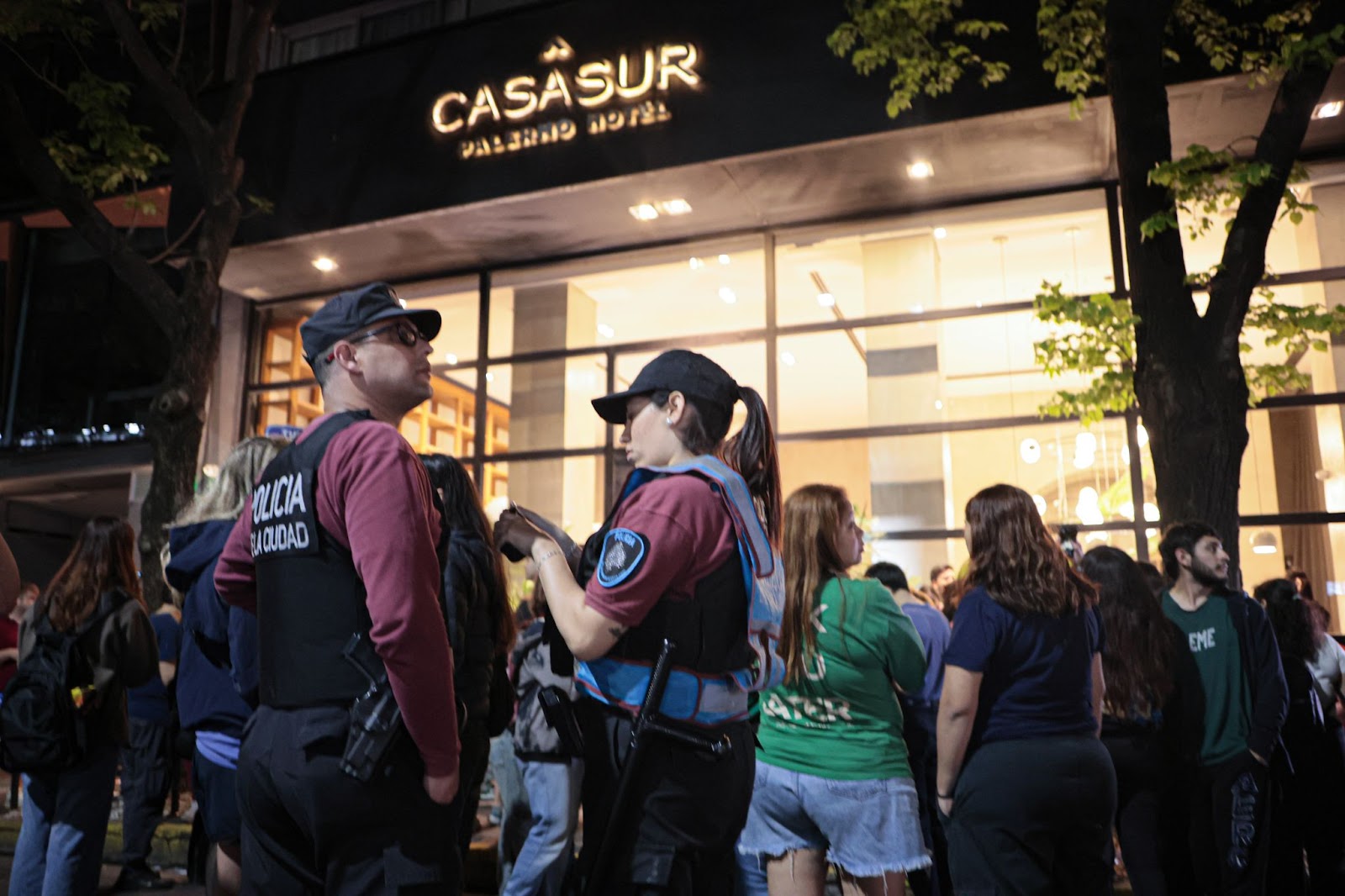 Polizei vor dem CasaSur Palermo Hotel nach dem tragischen Tod von Liam Payne am 16. Oktober 2024 in Buenos Aires, Argentinien. | Quelle: Getty Images