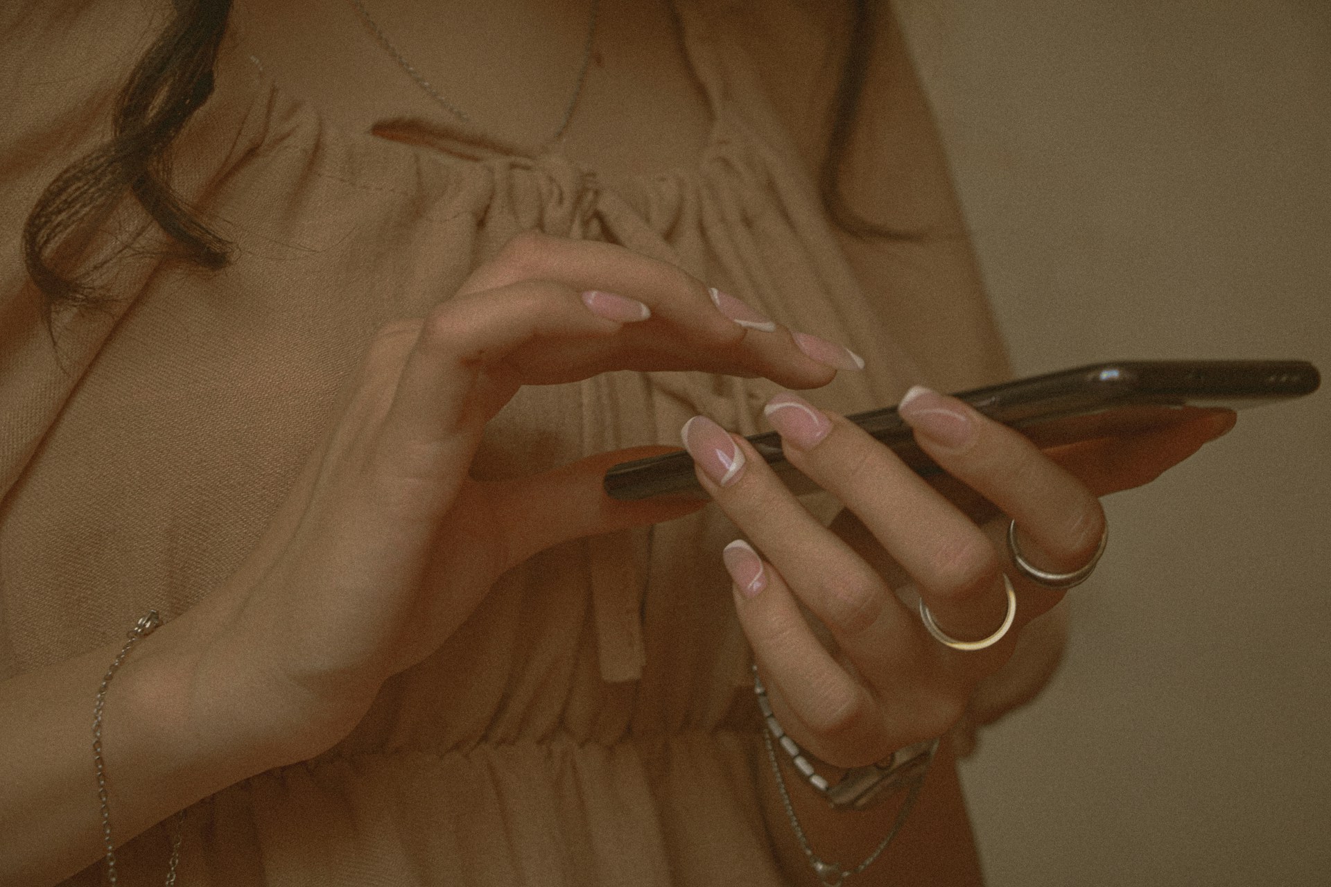 Kobieta trzymająca telefon | Źródło: Unsplash