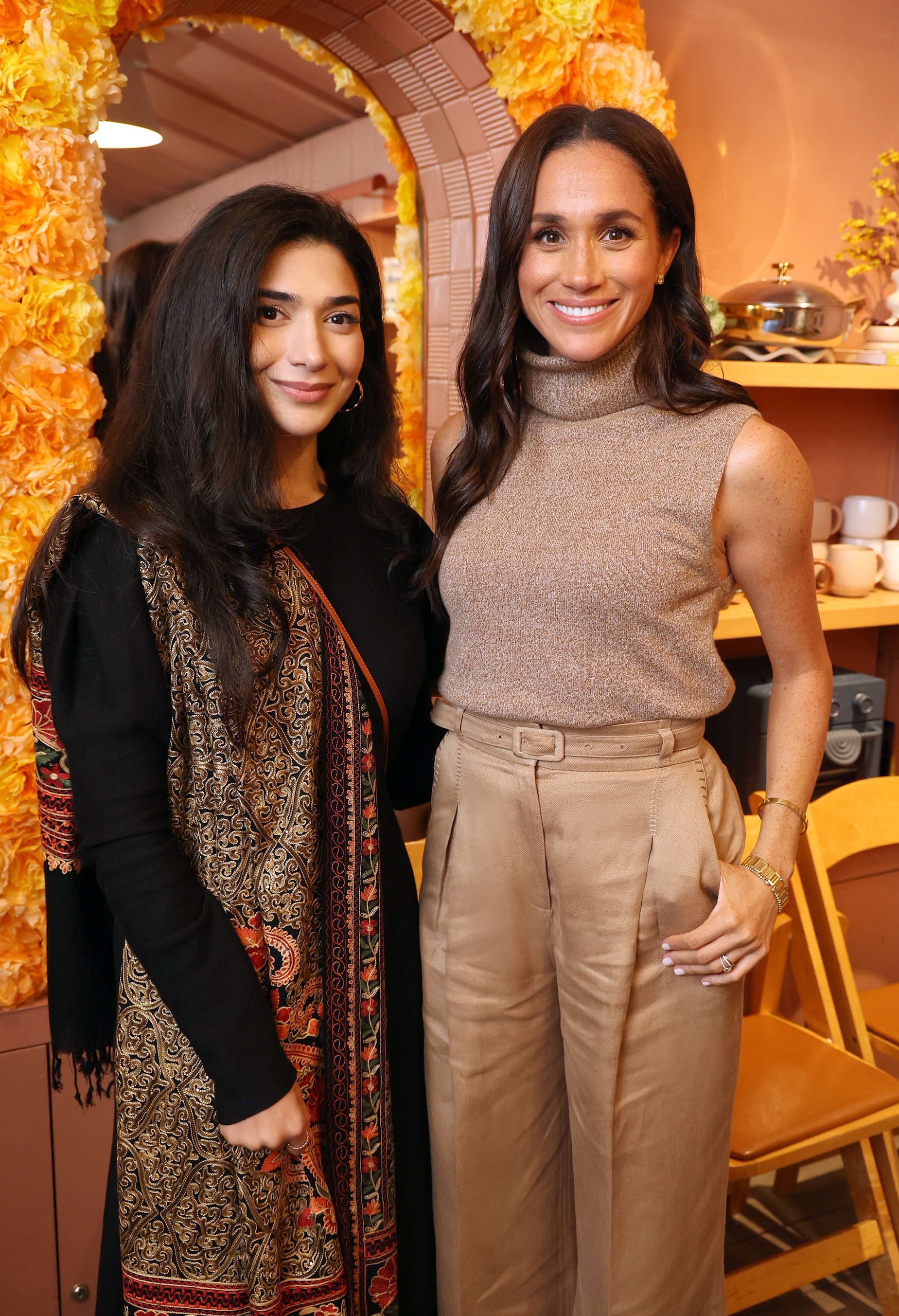 Shiza Shahid und Meghan Markle beim Abendessen für The Welcome Project im Our Place am 26. Oktober 2024 in Venice, Kalifornien. | Quelle: Getty Images