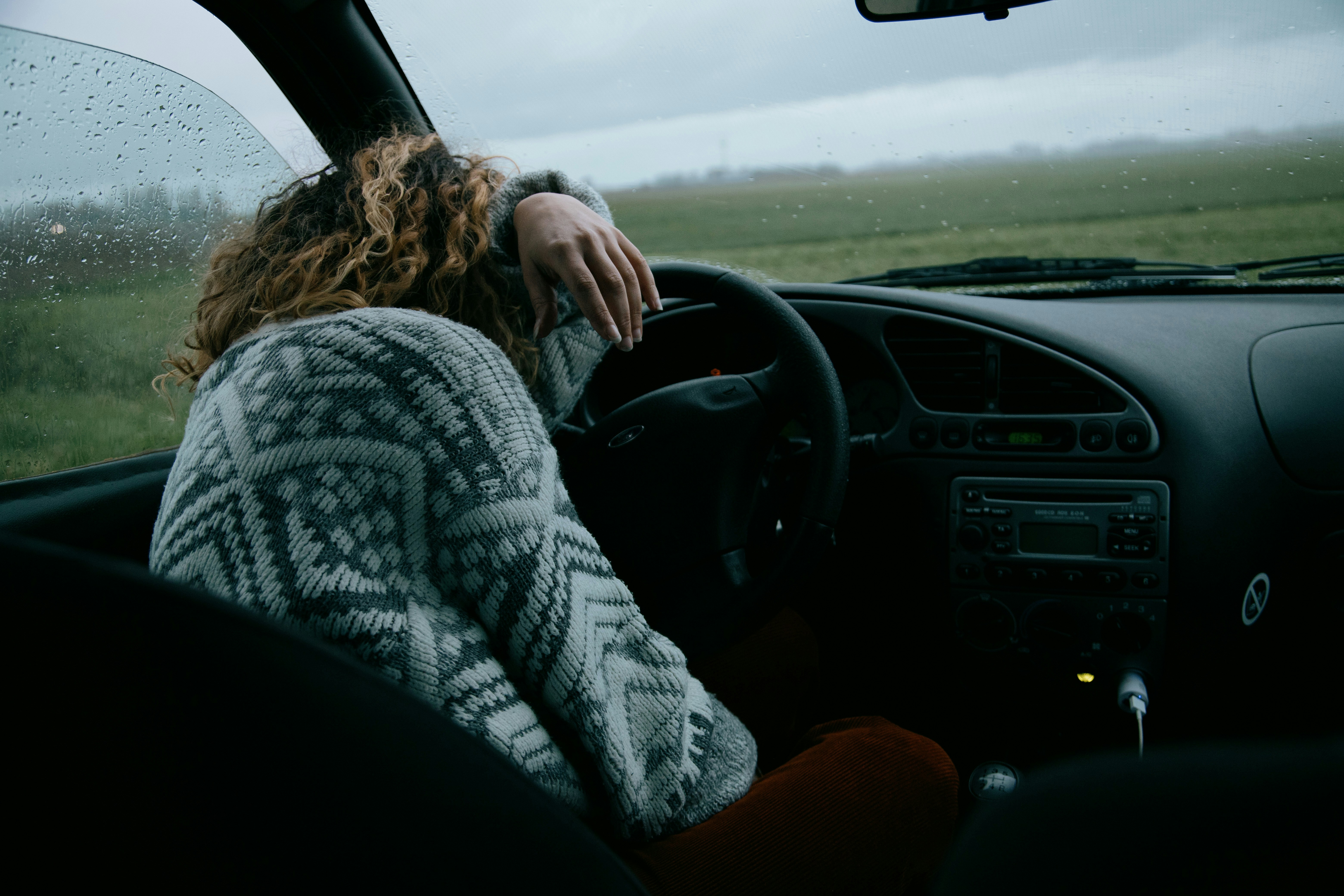Eine weinende Frau in einem Auto | Quelle: Unsplash