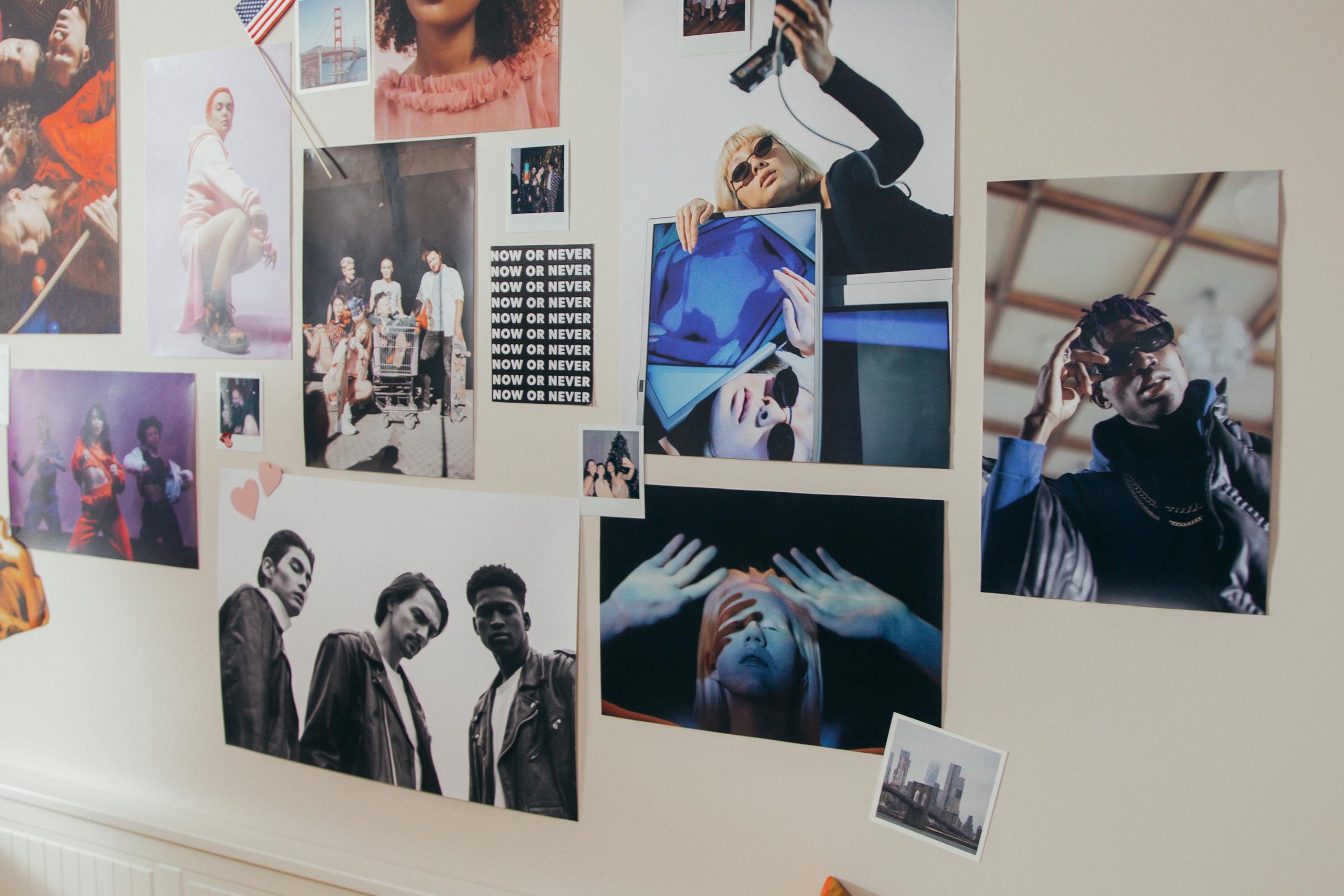 Plakate an der Wand | Quelle: Pexels