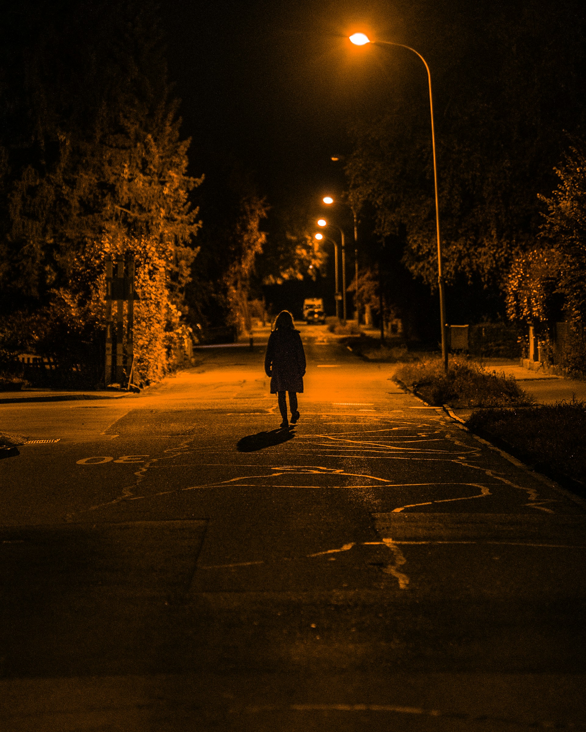 Eine einsame Frau, die nachts auf der Straße geht | Quelle: Unsplash