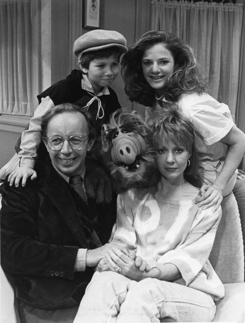 Max Wright, Benji Gregory, Andrea Elson und Anne Shedeen mit ALF am 23. Mai 1986 in Los Angeles, Kalifornien | Quelle: Getty Images