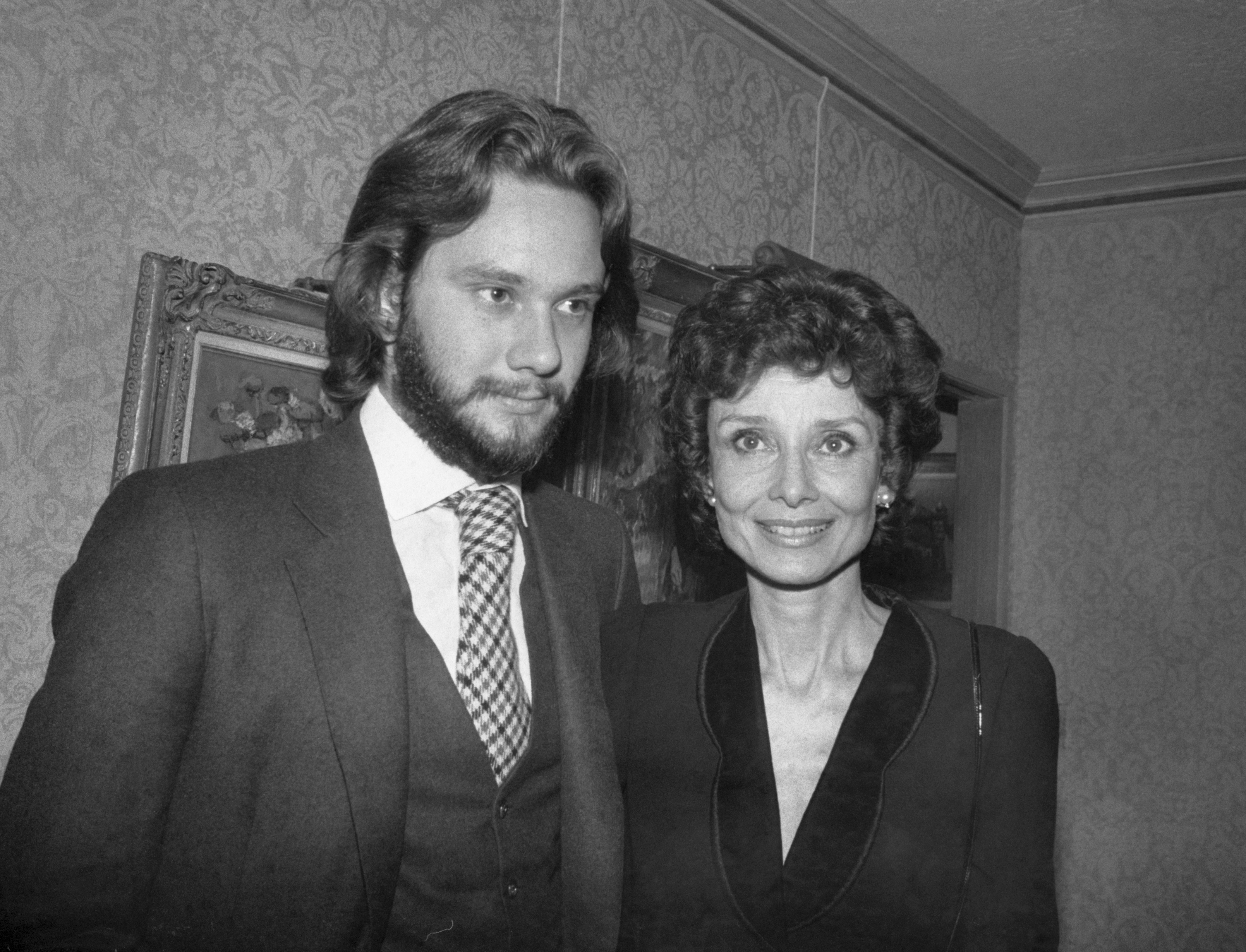 Sean Ferrer und Audrey Hepburn in New York am 11. November 1979. | Quelle: Getty Images