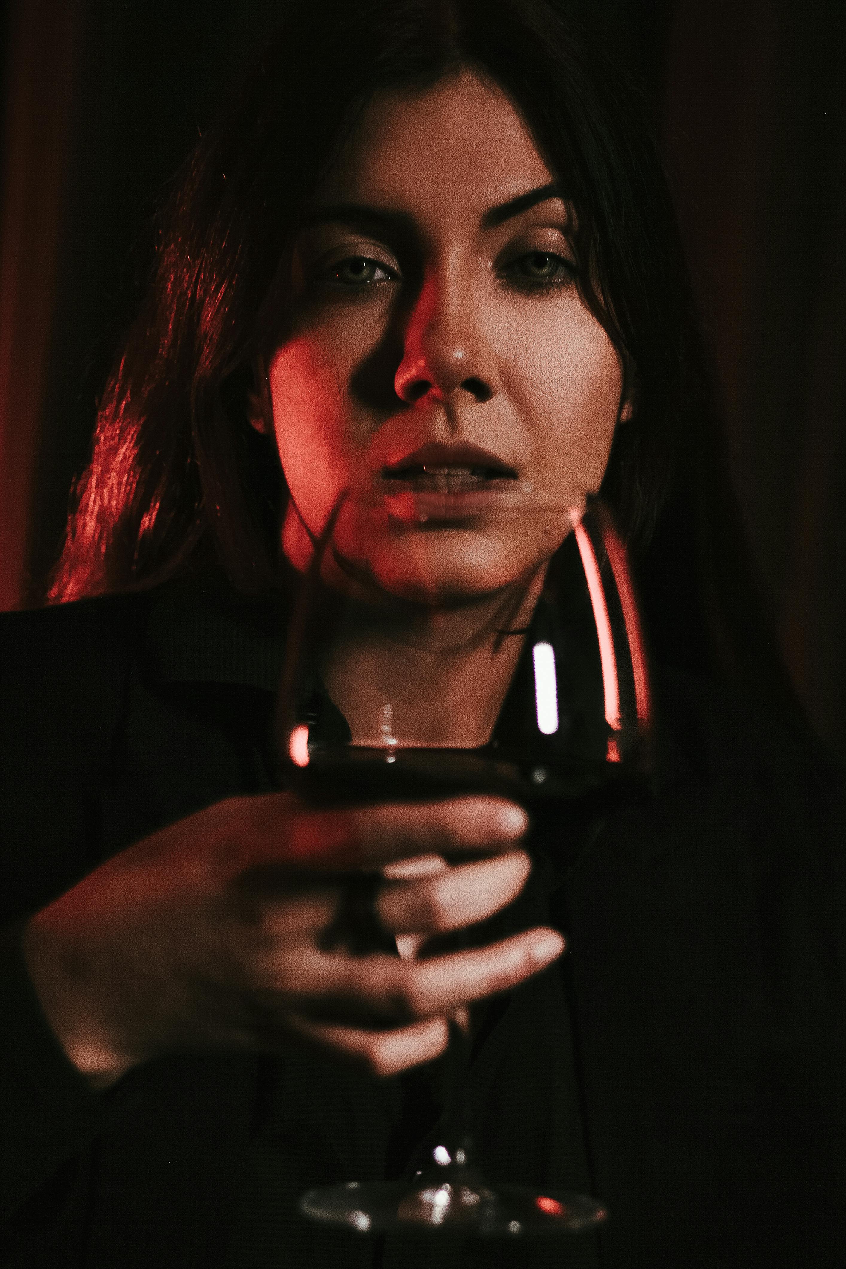 Frau hält ein Glas Wein | Quelle: Pexels