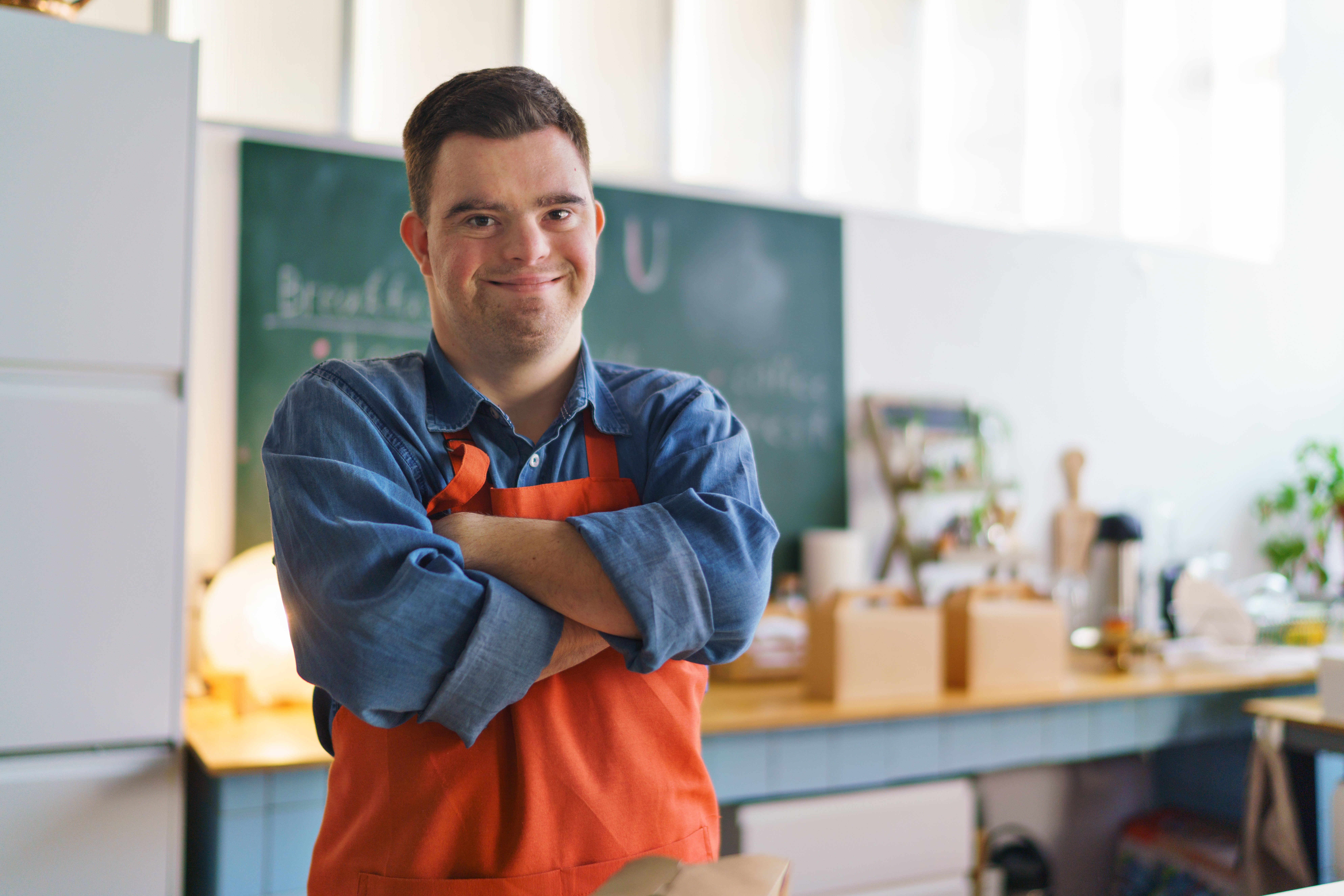 Ein Mann mit Down-Syndrom arbeitet als Kellner in einem Restaurant | Quelle: Shutterstock