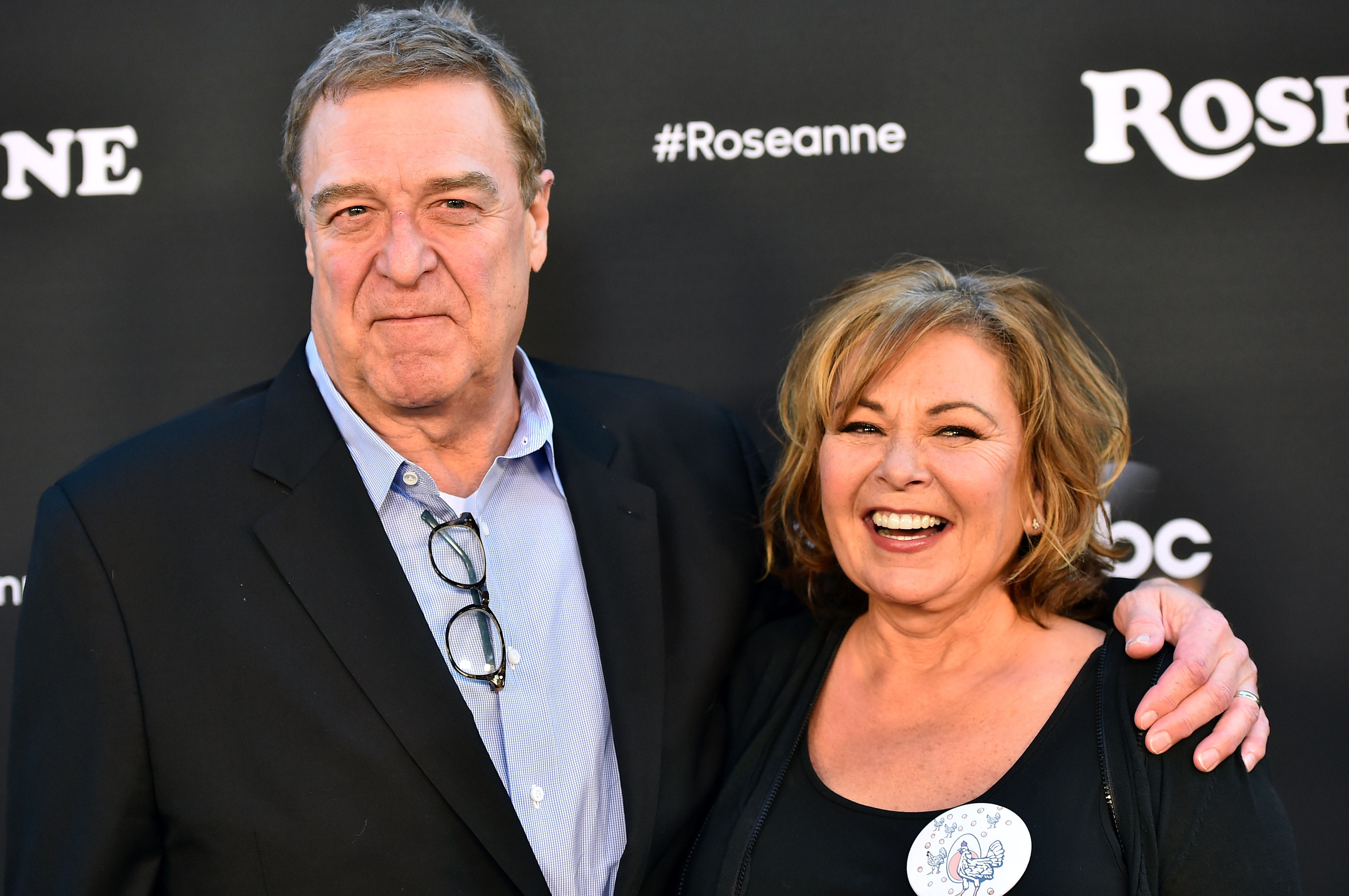 John Goodman und Roseanne Barr besuchen die Premiere von ABCs "Roseanne" im Walt Disney Studio Lot am 23. März 2018 in Burbank, Kalifornien. | Quelle: Getty Images