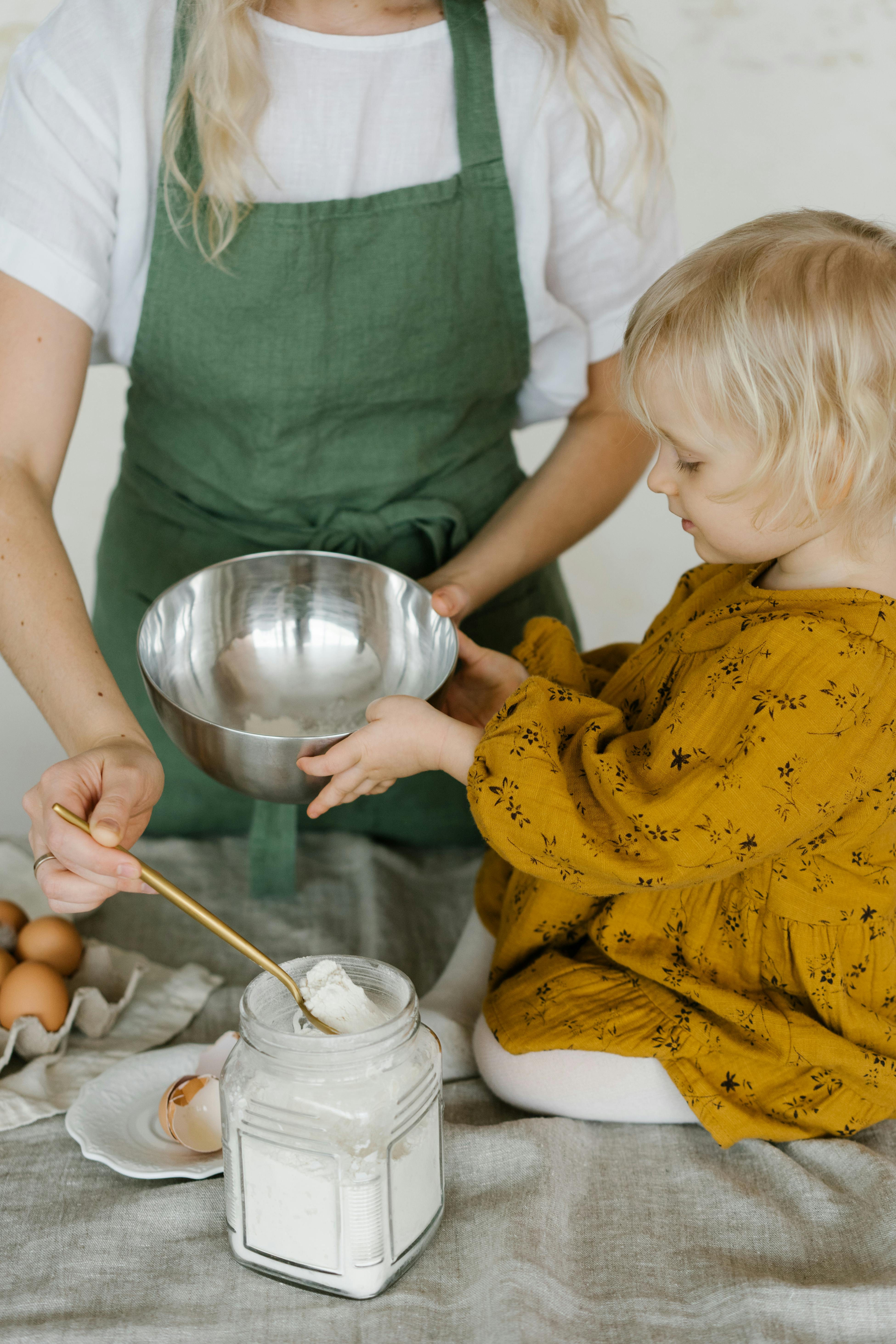 Eine Mutter und ihr Baby beim Kochen | Quelle: Pexels