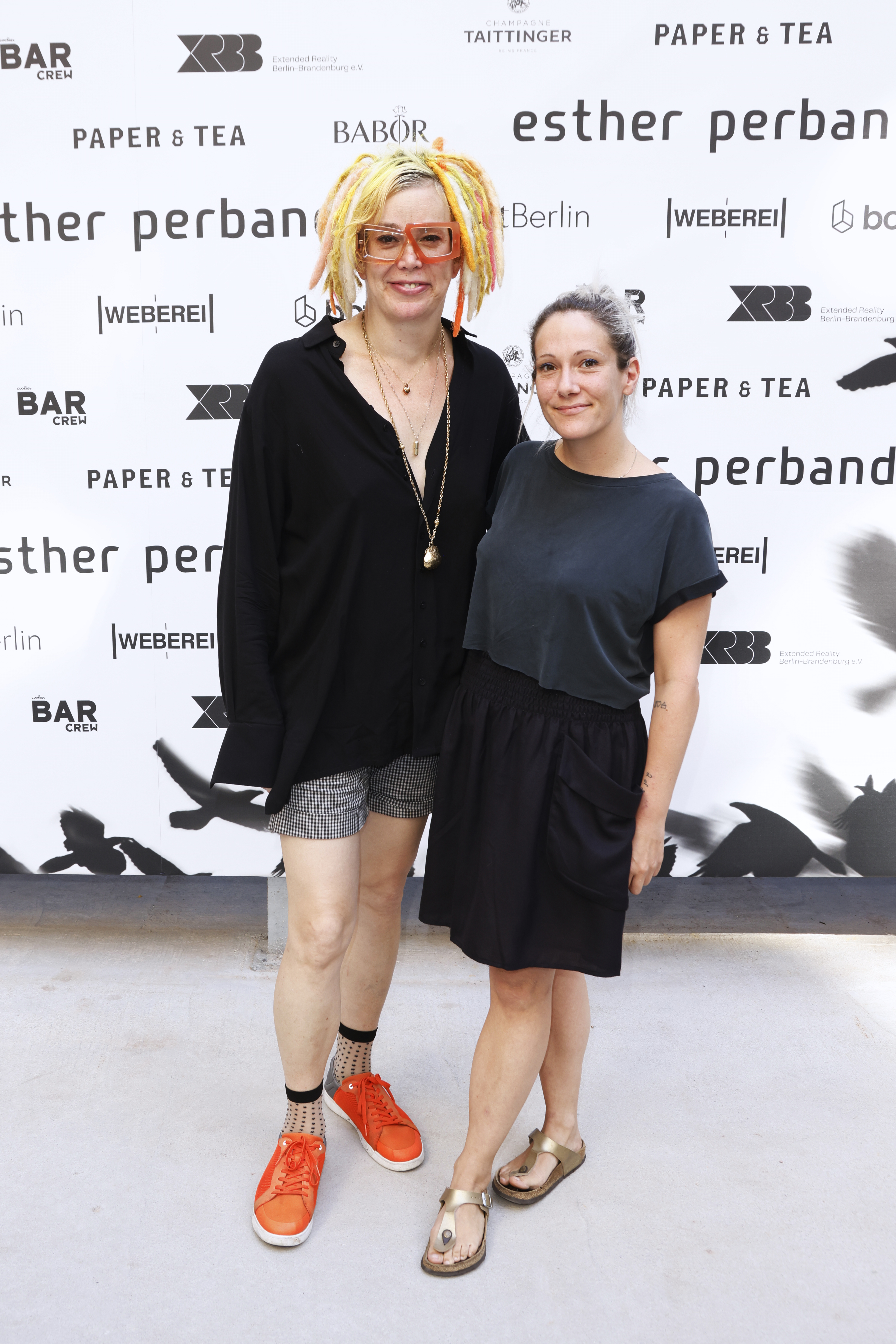 Lana Wachowski und ein Gast während der Berlin Fashion Week SS24 im KaDeWe am 12. Juli 2023 in Berlin, Deutschland. | Quelle: Getty Images