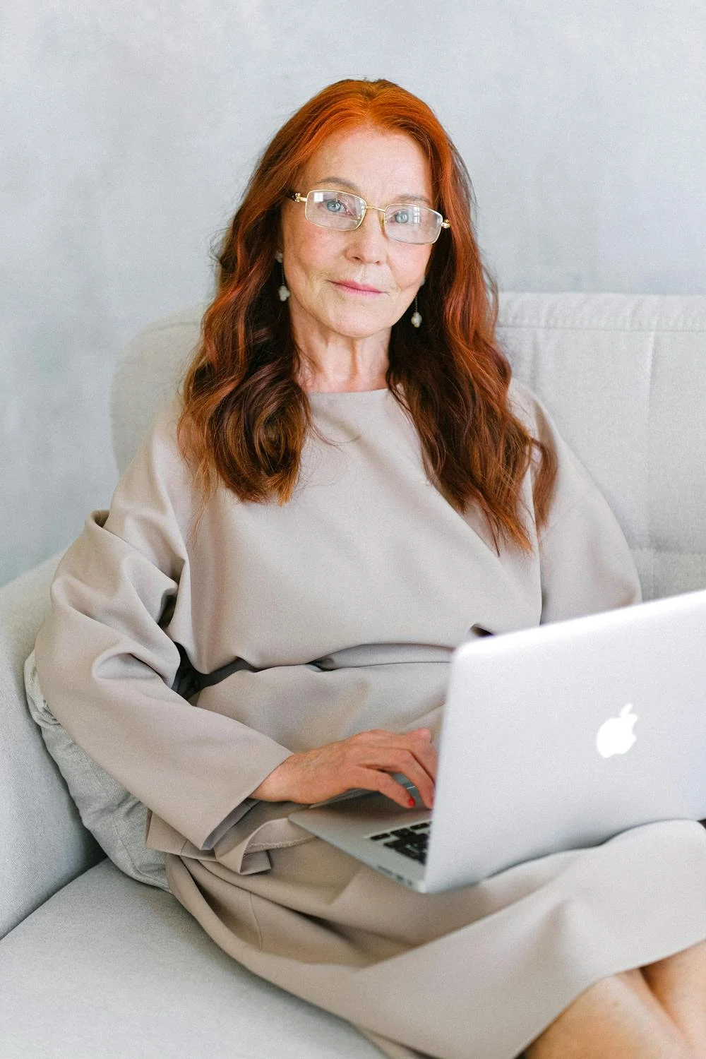Eine lächelnde reife Frau mit einem Laptop | Quelle: Pexels