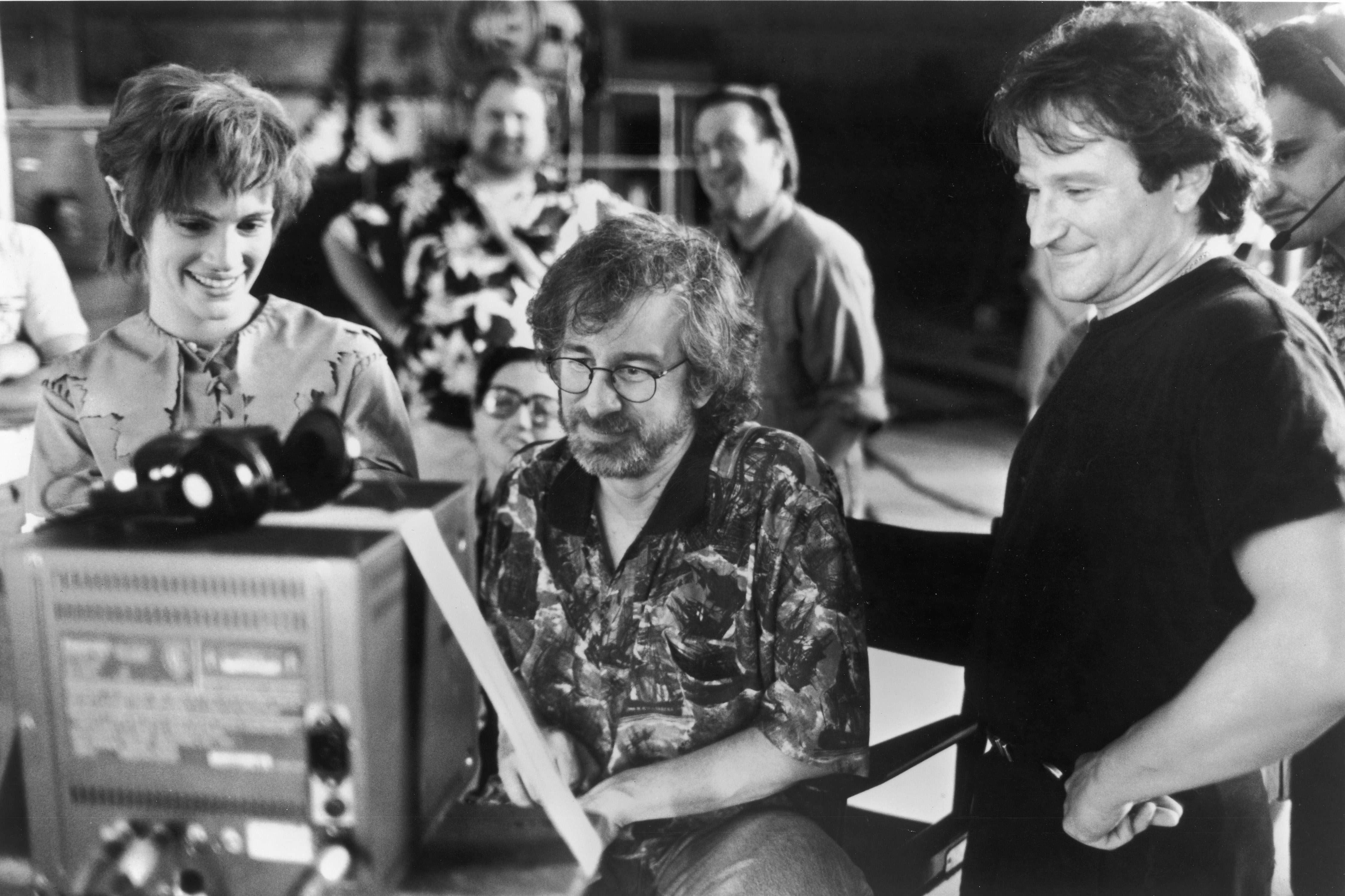 Julia Roberts, Steven Spielberg und Robin Williams am Set von "Hook", ca. 1991. | Quelle: Getty Images