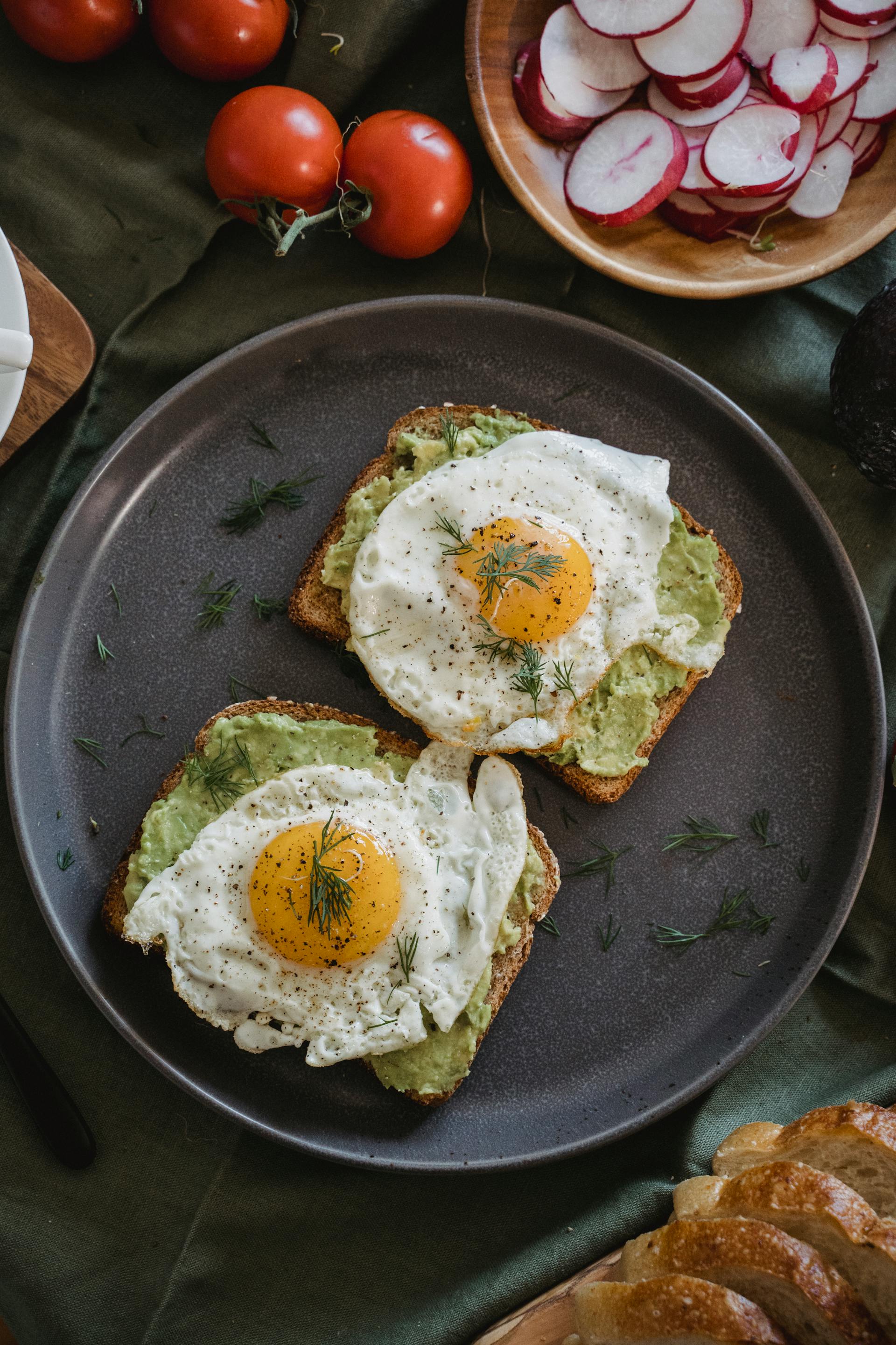 Ein Teller mit Eiern auf Toast | Quelle: Pexels