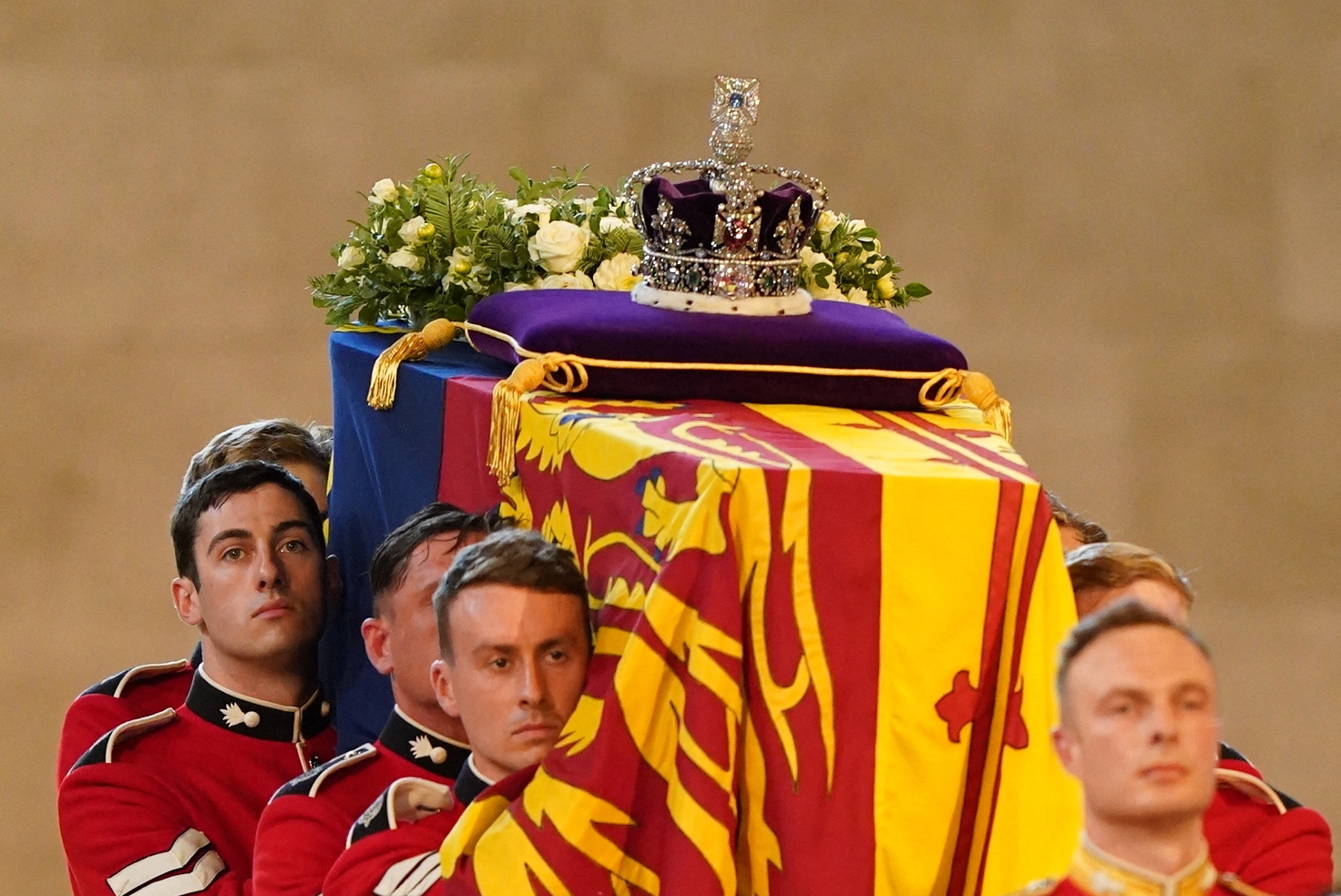 Sargträger von The Queen's Company bei der Beerdigung von Königin Elisabeth II. im Palace of Westminster in London am 14. September 2022 | Quelle: Getty Images