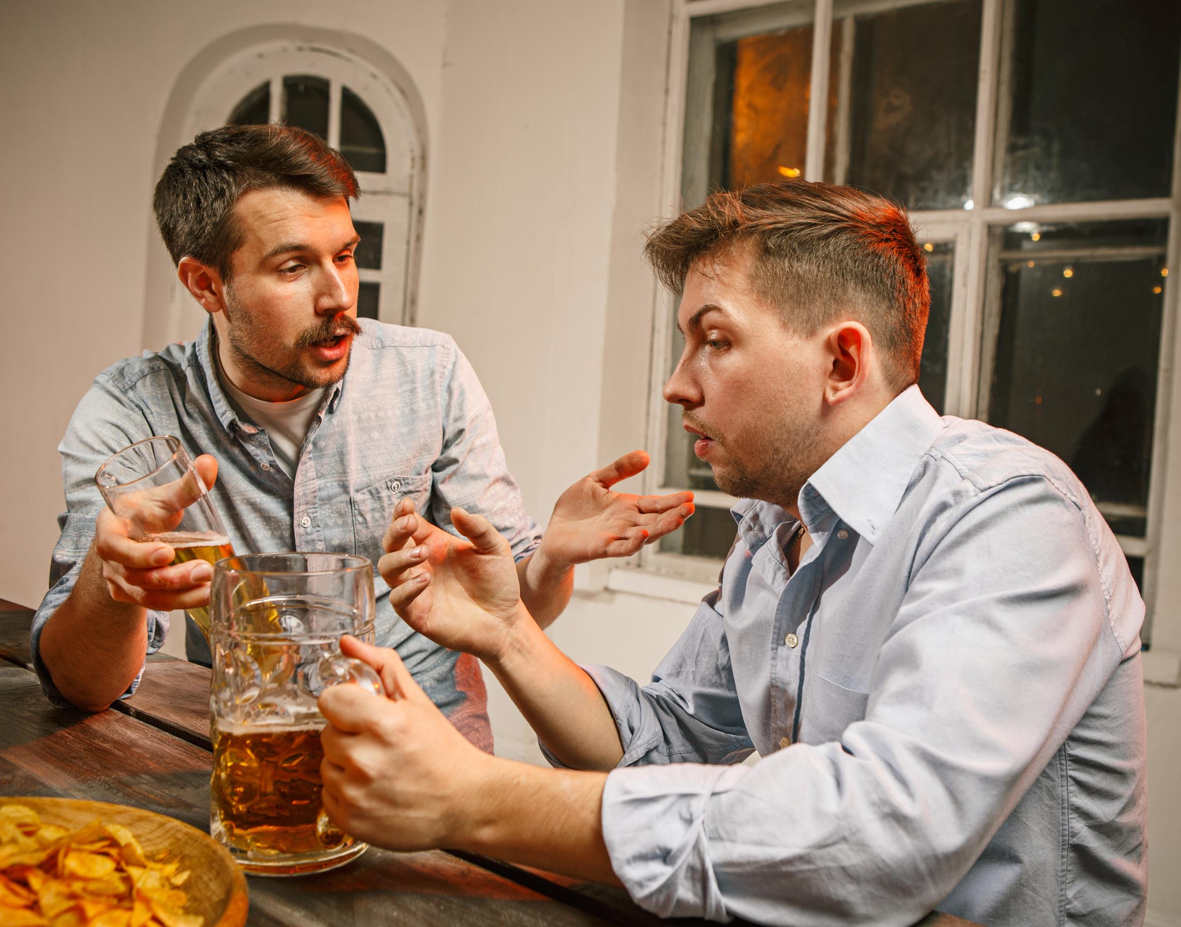 Zwei Männer trinken Bier | Quelle: Freepik