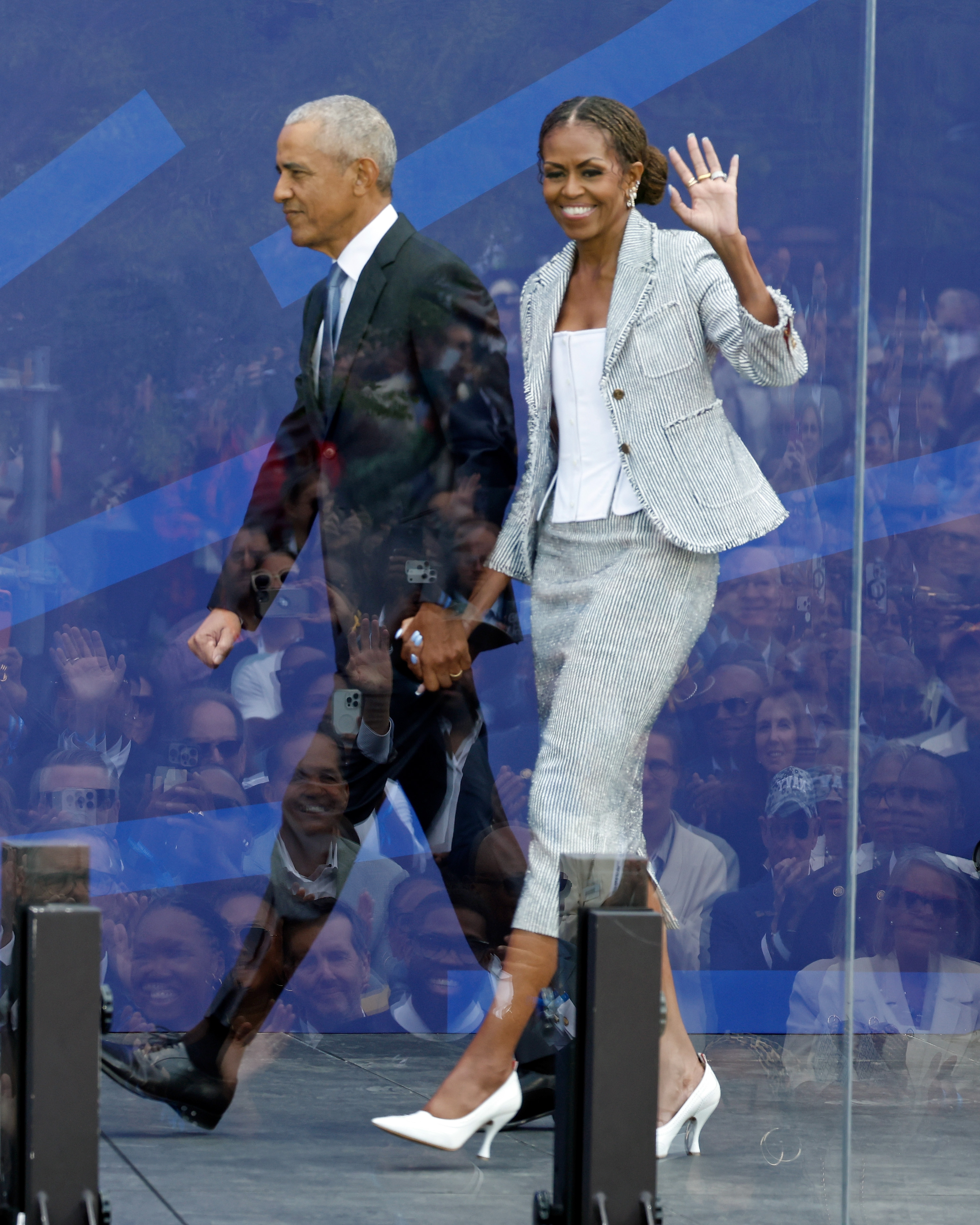 Im Internet haben die Nutzer ihre Reaktionen auf das Outfit der ehemaligen First Lady geteilt. Auf diesem Foto sind Barack und Michelle Obama zu sehen, wie sie am 18. Juni 2026 in Chicago, Illinois, zur Einweihungsfeier des Barack Obama Presidential Center auf dem John Lewis Plaza eintreffen. | Quelle: Getty Images