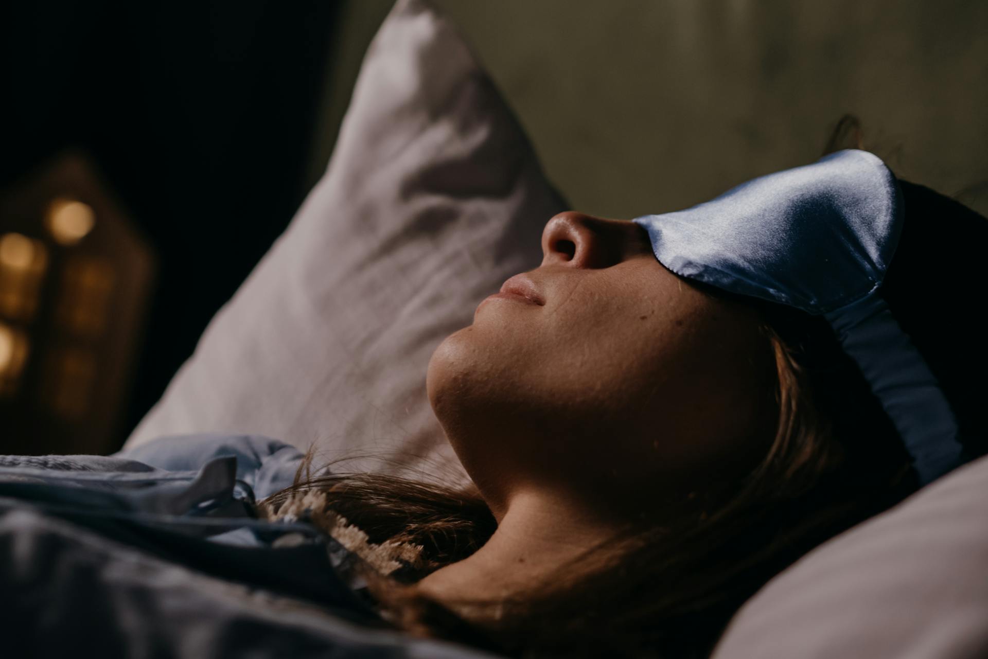 Eine schlafende Frau im Bett | Quelle: Pexels