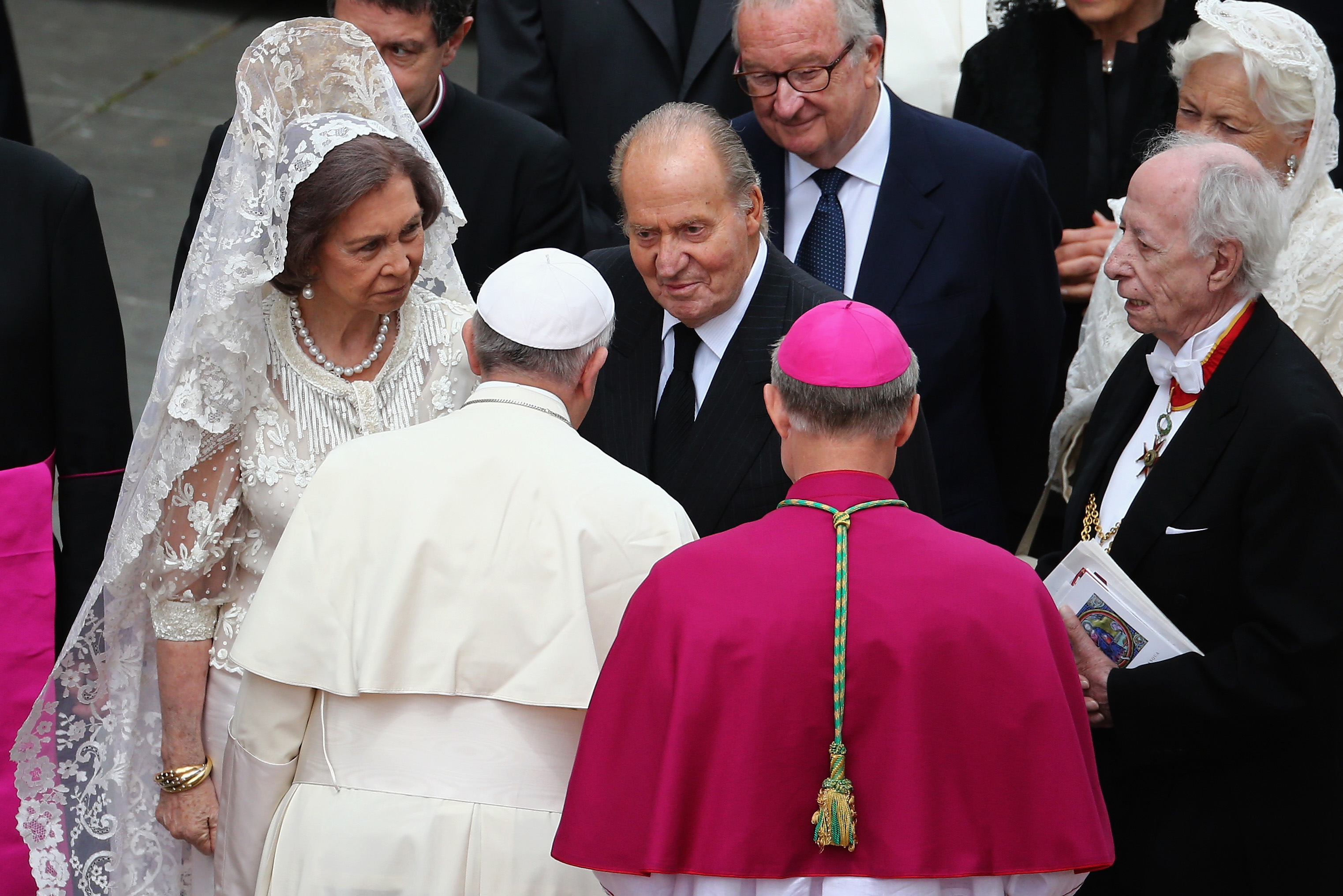 Papst Franziskus begrüßt König Juan Carlos und Königin Sofia von Spanien, gefolgt von König Albert II. und Königin Paola von Belgien, nach der Heiligsprechung am 27. April 2014 in der Vatikanstadt, Vatican | Quelle: Getty Images
