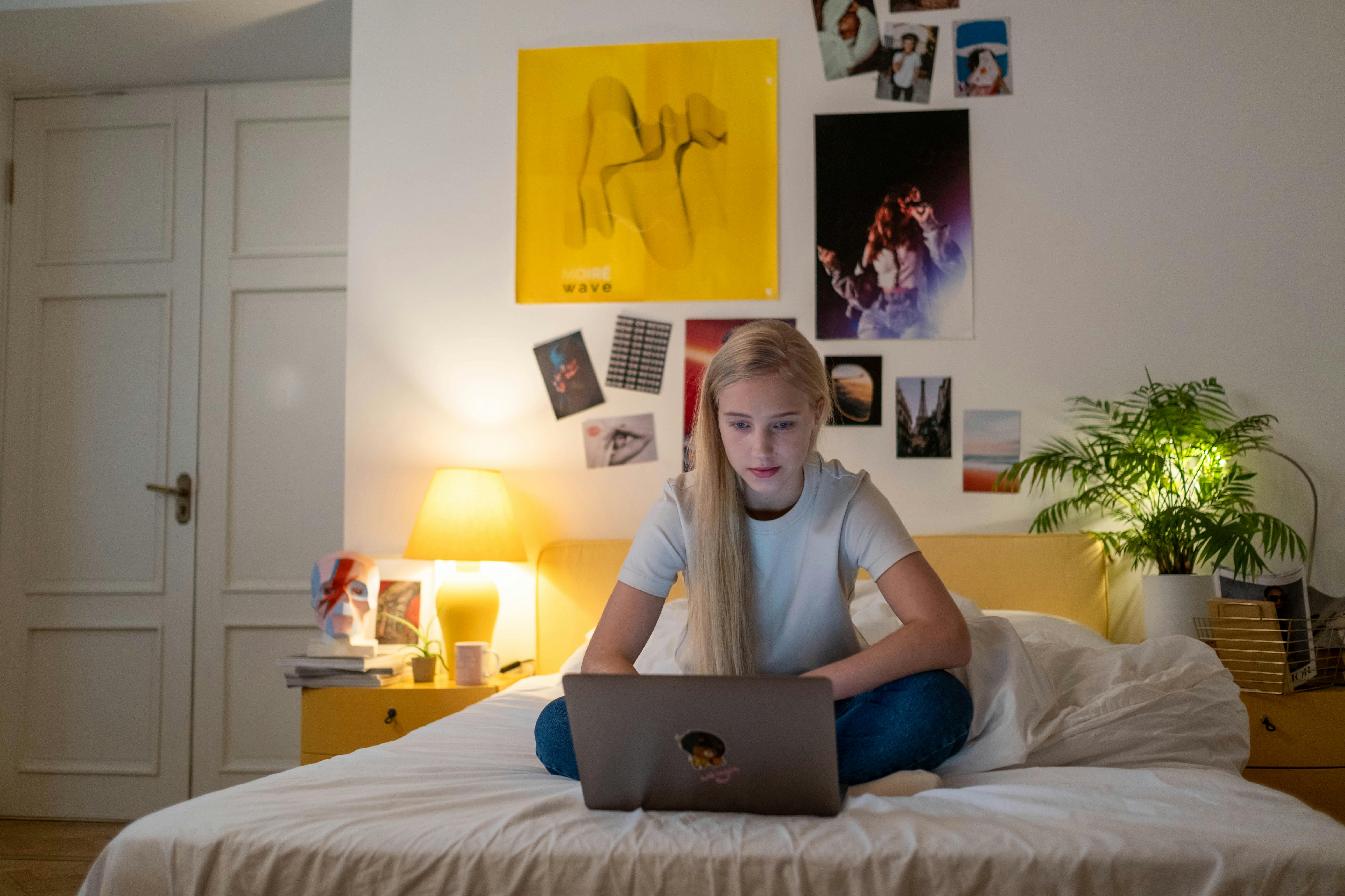 Teenagerin an ihrem Laptop | Quelle: Pexels