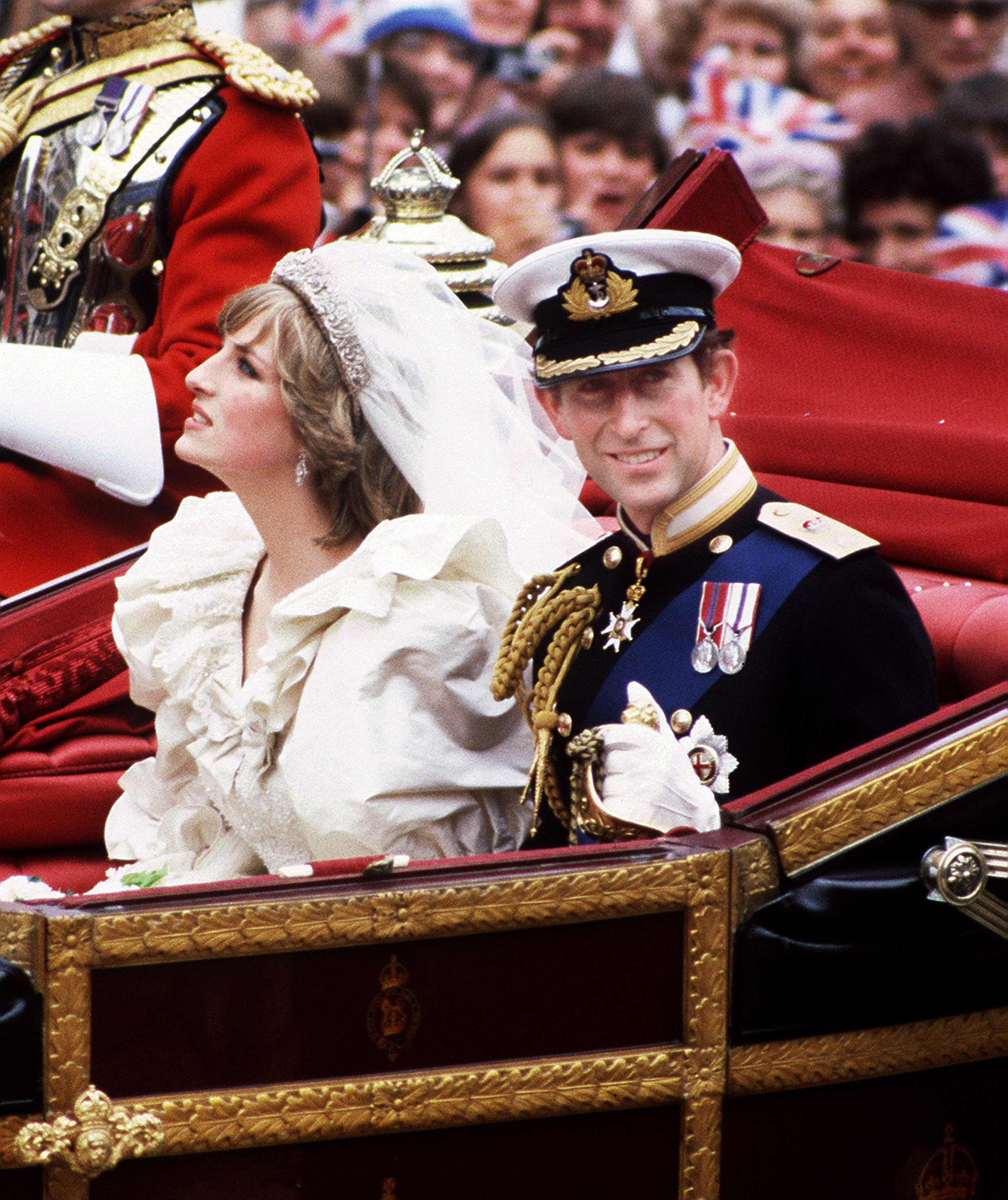 Der Prinz und die Prinzessin von Wales kehren am 29. Juli 1981 in London, England, mit der Kutsche zum Buckingham Palace zurück. | Quelle: Getty Images