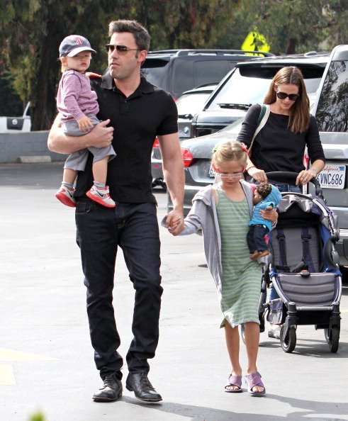 Ben Affleck und Jennifer Garner mit ihren Kindern am 11. August 2013 in Los Angeles, Kalifornien. | Quelle: Getty Images