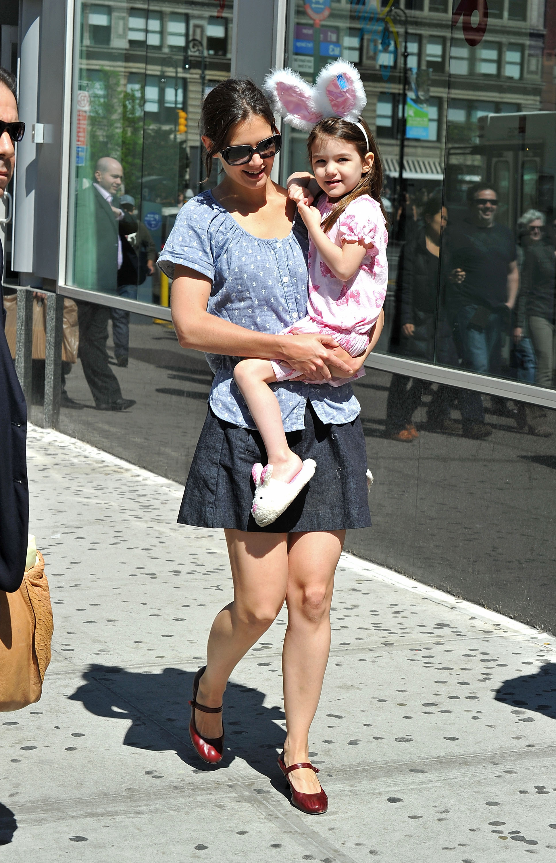 Katie Holmes und Suri Cruise beim Spaziergang am Union Square in New York City am 10. April 2010. | Quelle: Getty Images