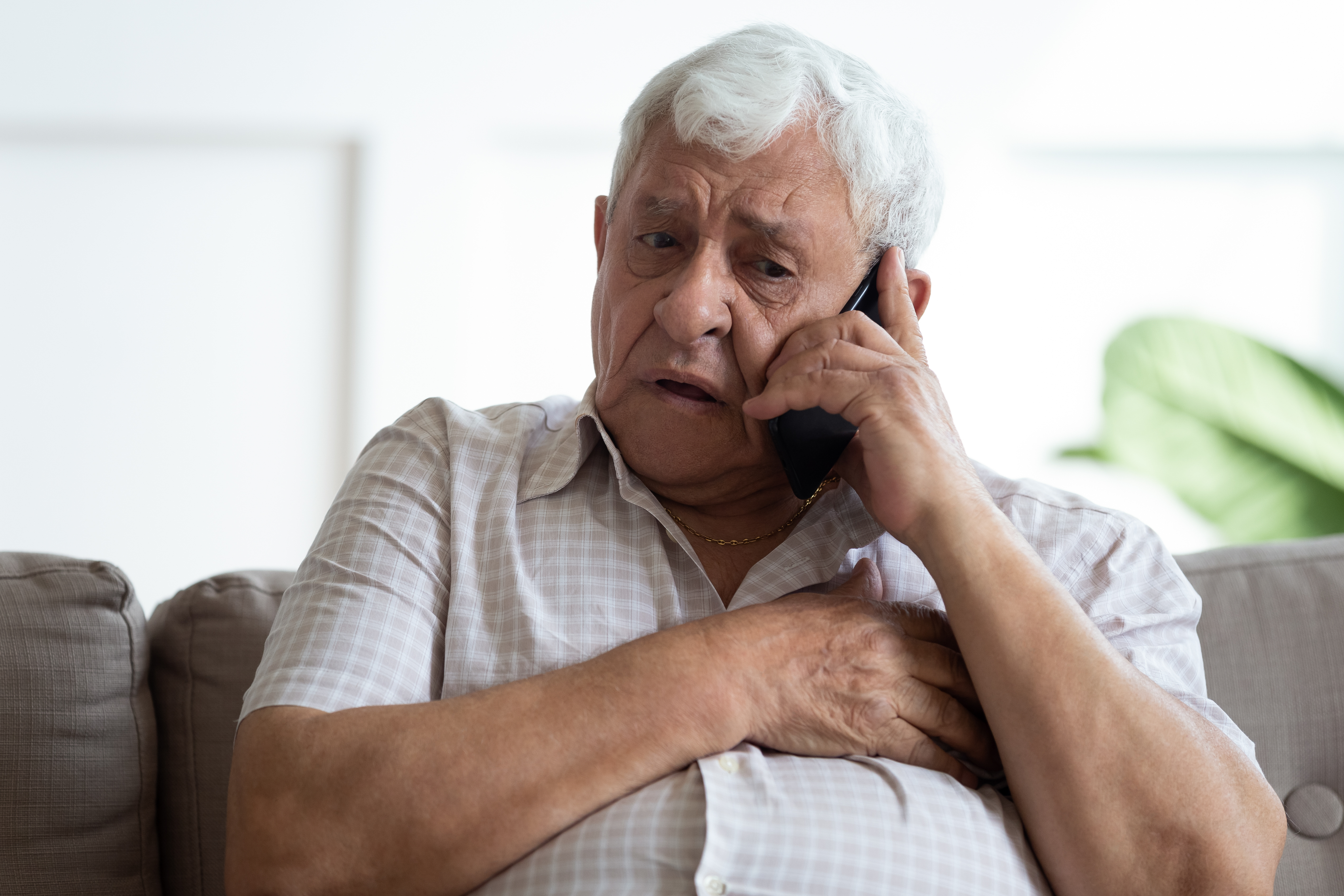 Ein älterer Mann, der telefoniert | Quelle: Shutterstock