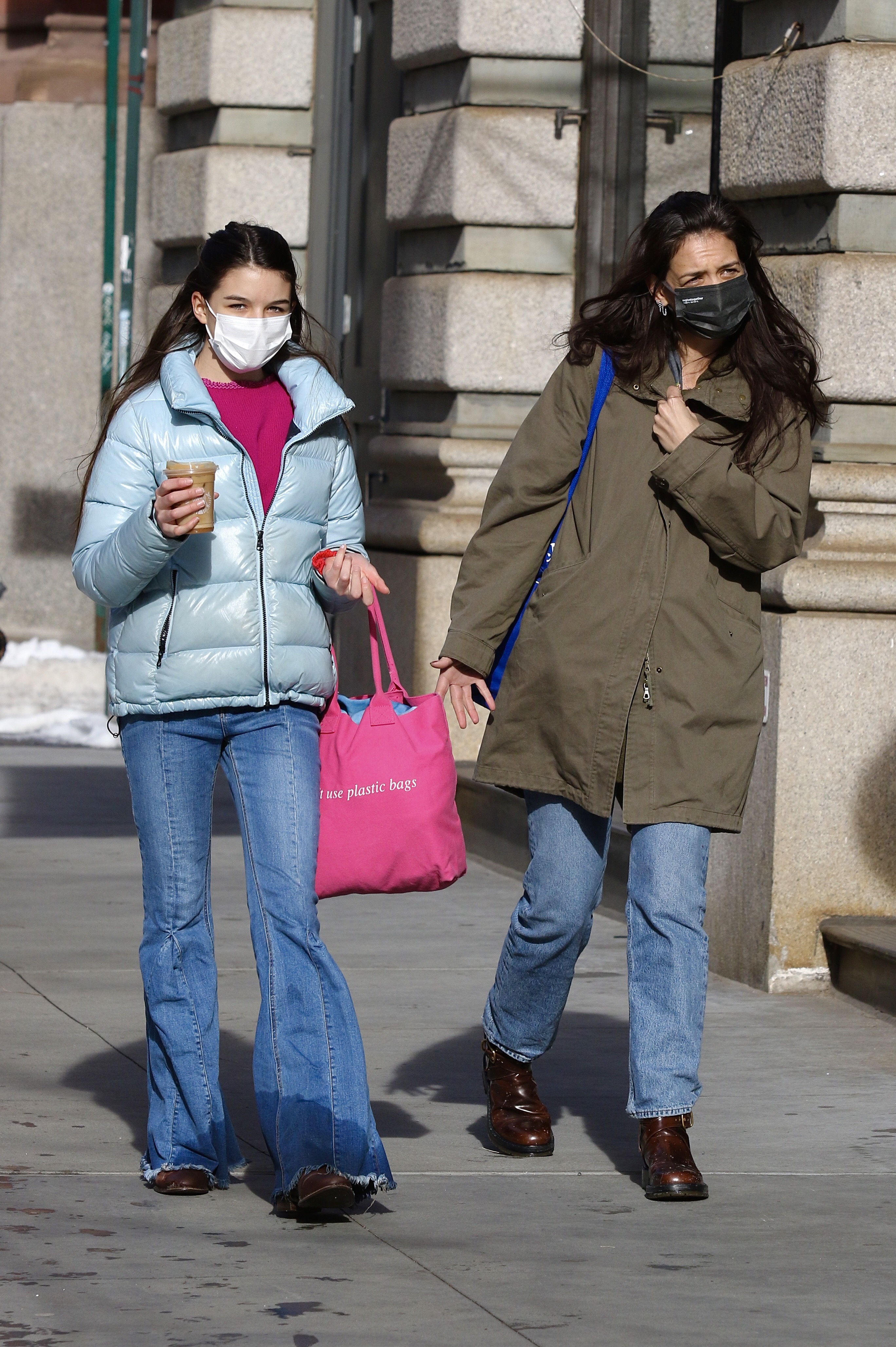 Katie Holmes und Suri Cruise, gesehen am 6. Februar 2021 in New York City | Quelle: Getty Images