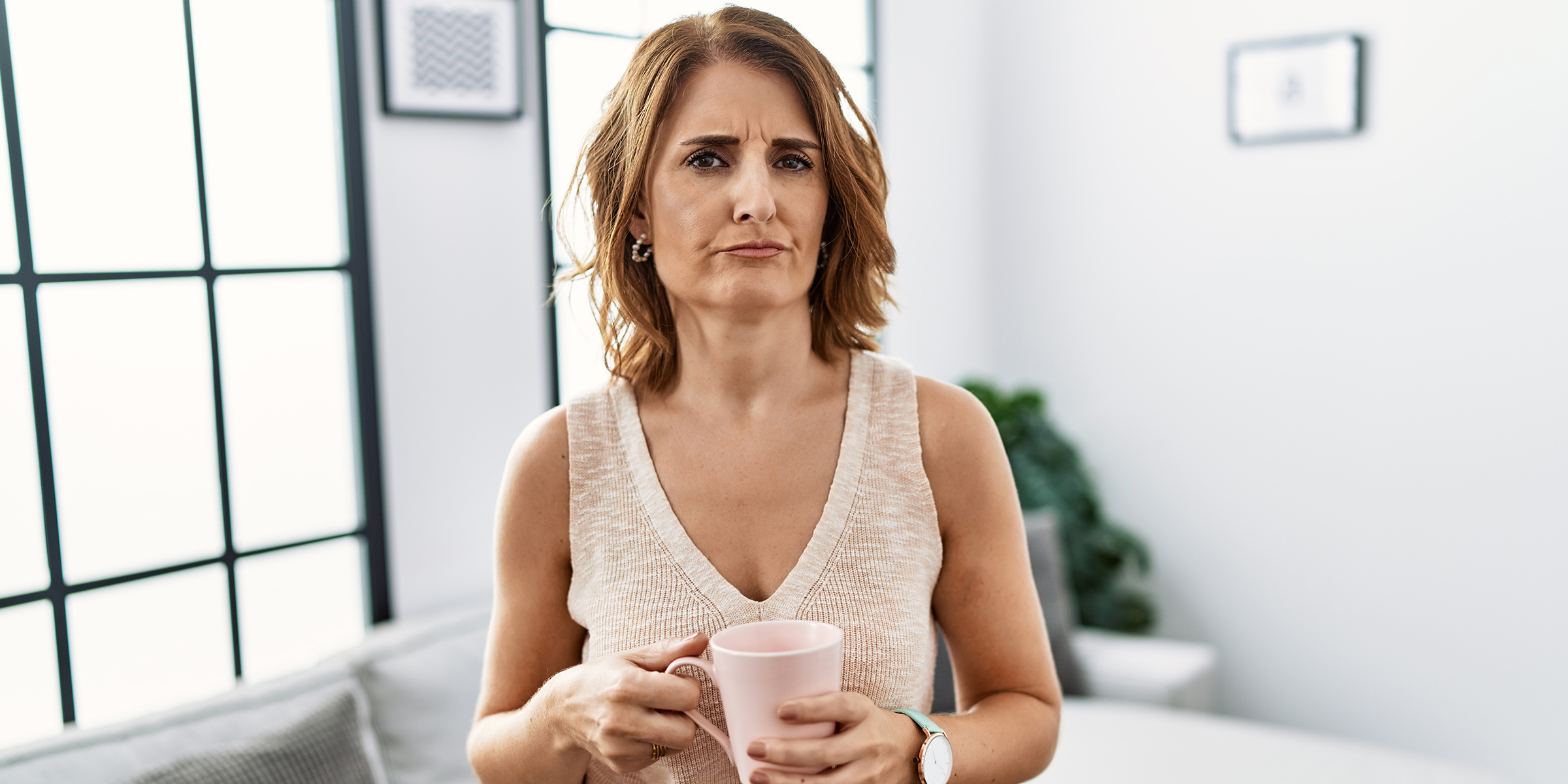 Eine Frau trinkt Kaffee | Quelle: Shutterstock