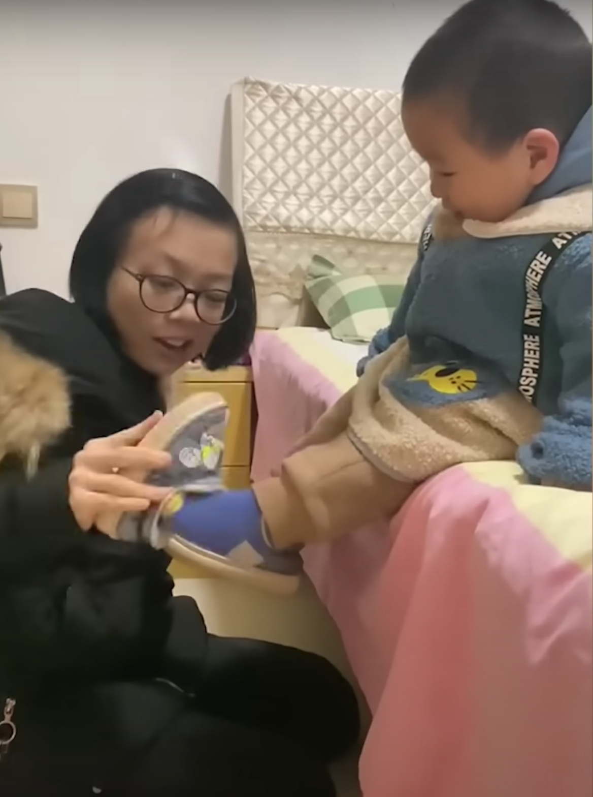 Wang versucht ihr Bestes, um für ihren Sohn zu sorgen. | Quelle: Youtube.com/South China Morning Post