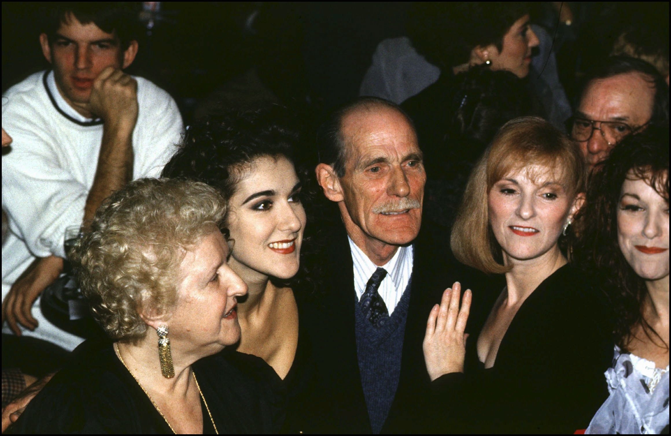 Celine, Adhémar und Thérèse Dion mit einigen ihrer Schwestern in Montreal, Kanada, am 4. November 1993. | Quelle: Getty Images