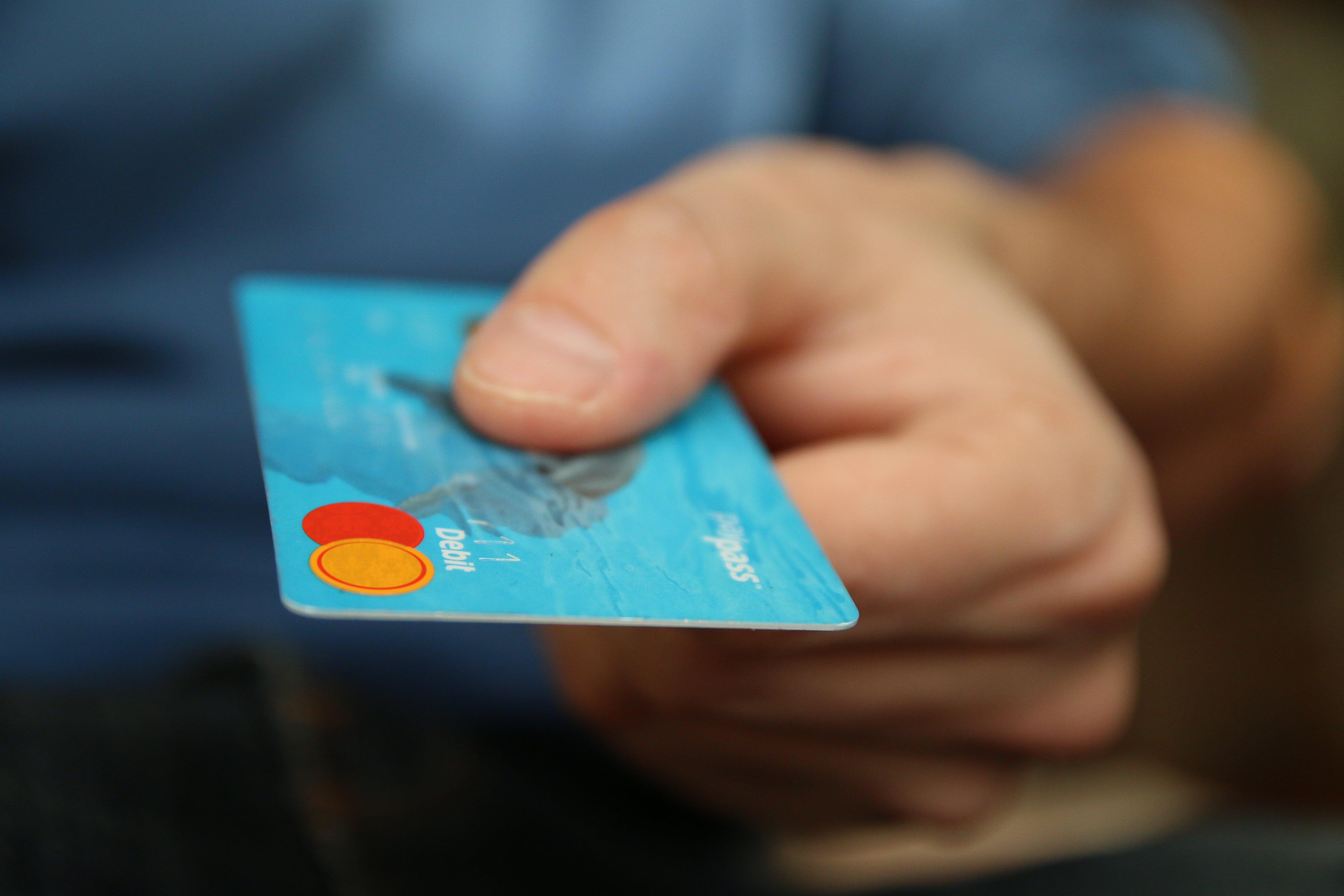 Jemand hält eine Bankkarte in der Hand | Quelle: Pexels