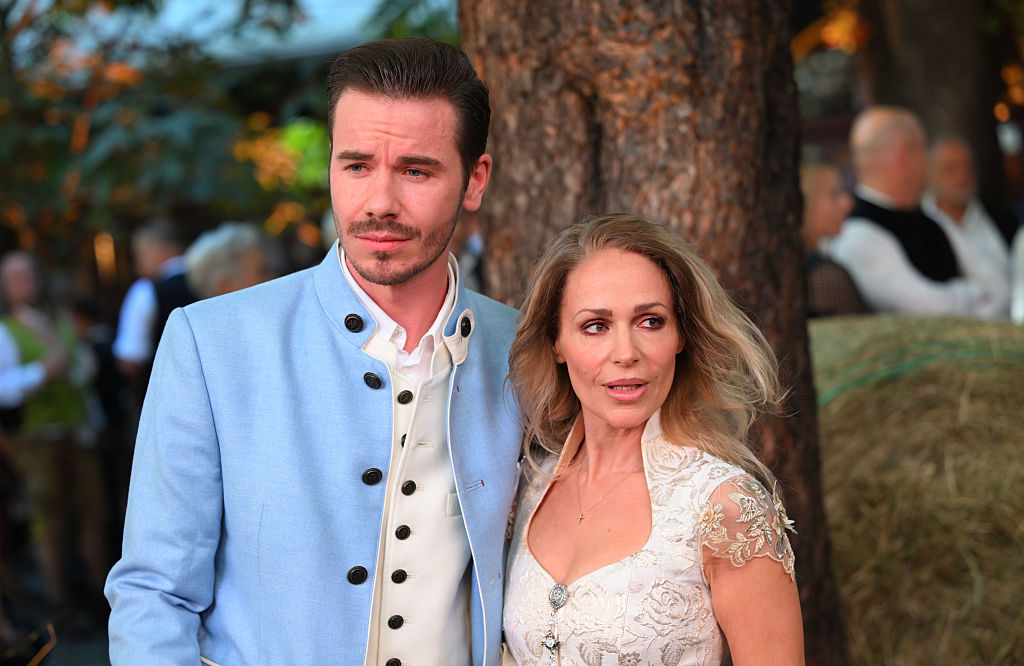Die Sängerin Michelle und ihr Freund Eric Philippi stehen im Hof des Hofbräuhauses bei Heidi Klums „HeidiFest“. | Quelle: Getty Images