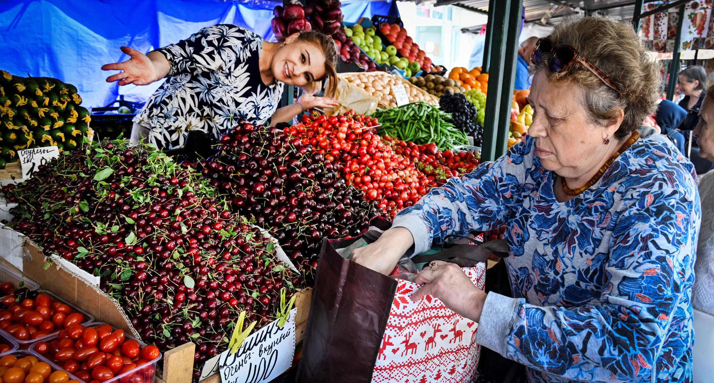 Ein Verkäufer bietet Kirschen und Gemüse auf einem Markt an | Quelle: Getty Images