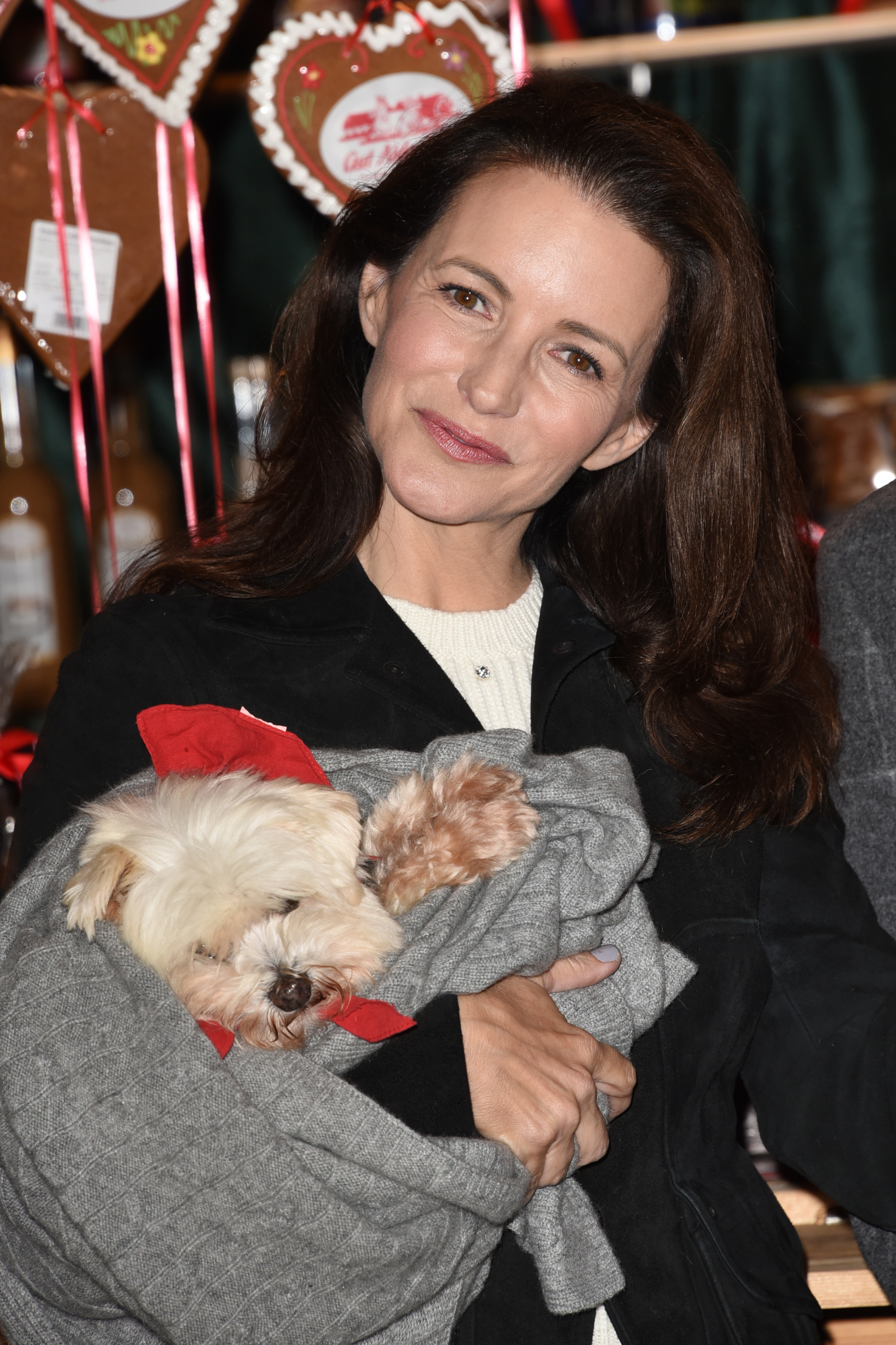 Kristin Davis mit einem Hund im Arm bei der traditionellen Eröffnung des Weihnachtsmarktes auf Gut Aiderbichl am 13. November 2018 | Quelle: Getty Images