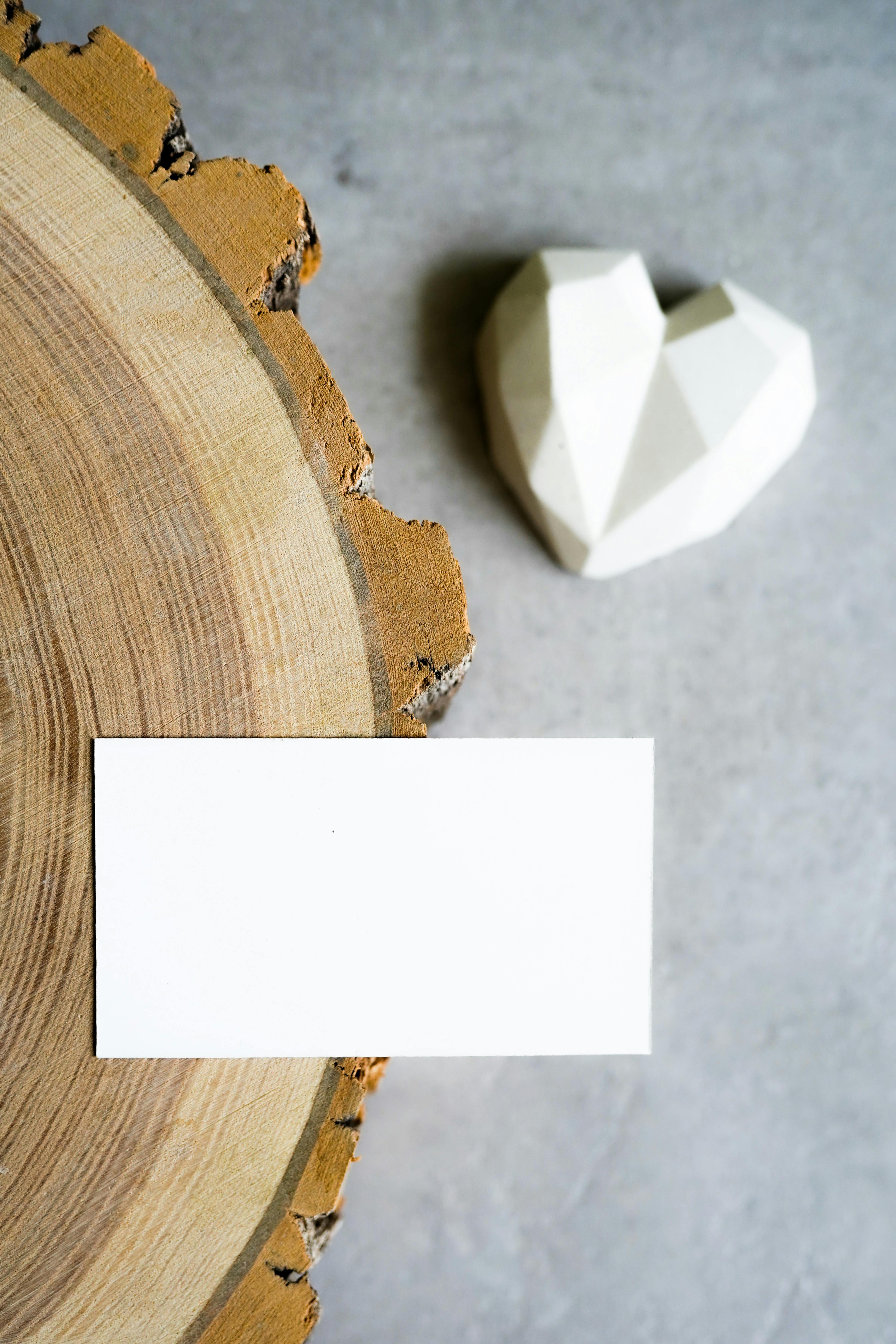 Weißes Papier auf einer Holzoberfläche | Quelle: Pexels