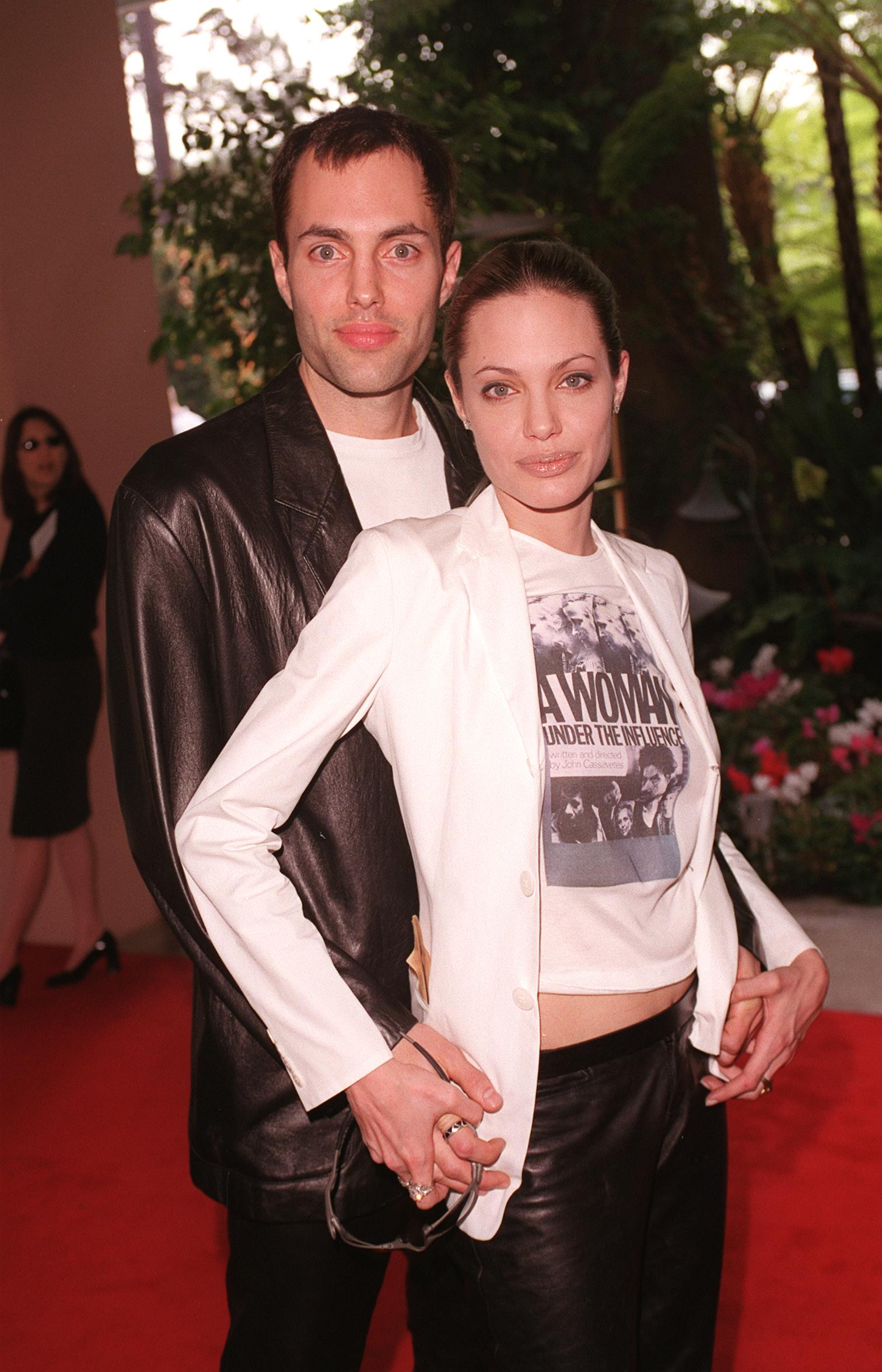 James Haven und Angelina Jolie bei der Fifth Annual Broadcast Film Critics Association (BFCA) Critics' Choice Awards Luncheon Ceremony am 24. Januar 2000 in Beverly Hills, Kalifornien. | Quelle: Getty Images