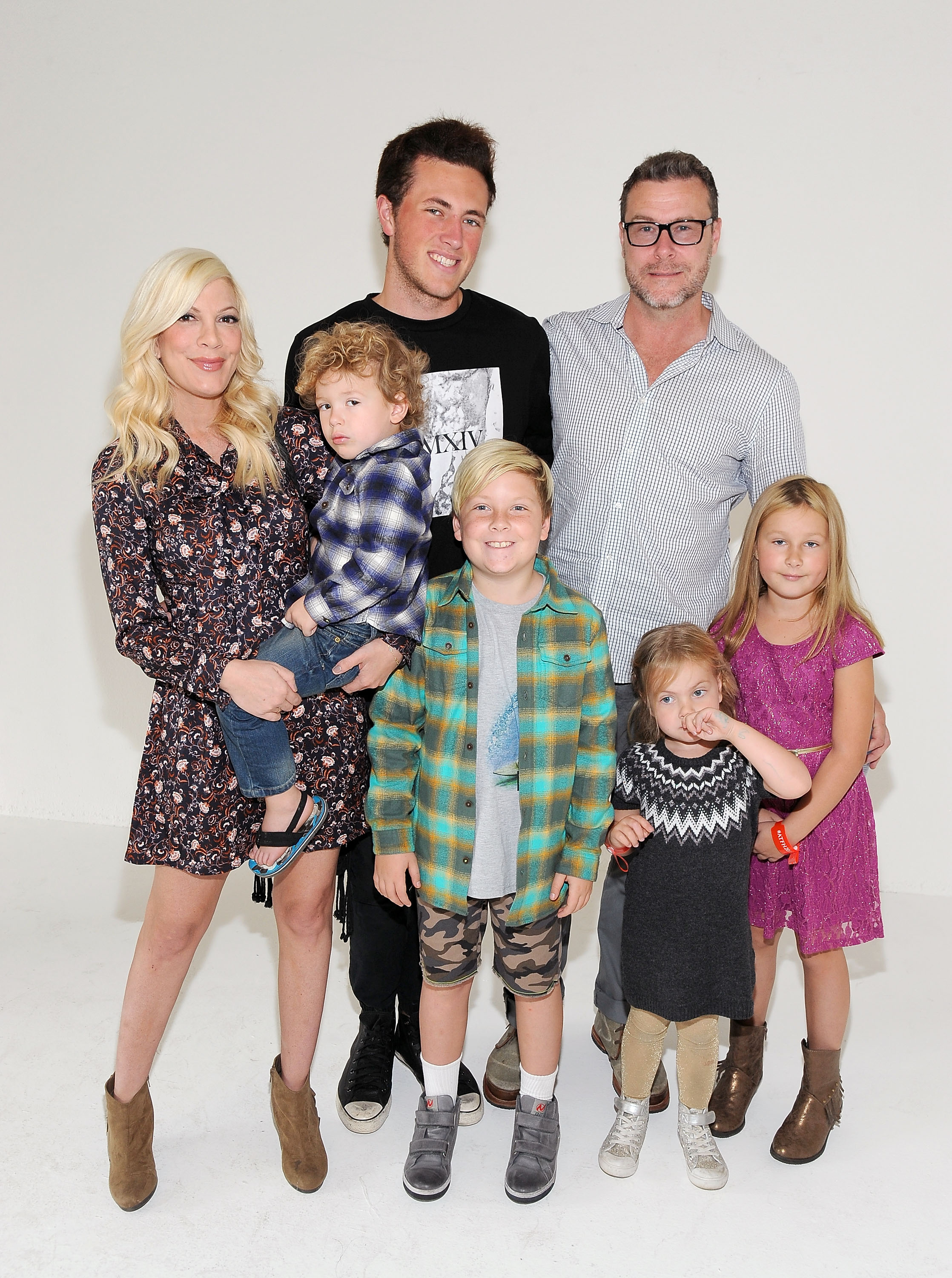 Tori Spelling und Dean McDermott mit ihren Kindern beim 26. Annual A Time For Heroes Family Festival der Elizabeth Glaser Pediatric AIDS Foundation in Kalifornien, am 25. Oktober 2015. | Quelle: Getty Images