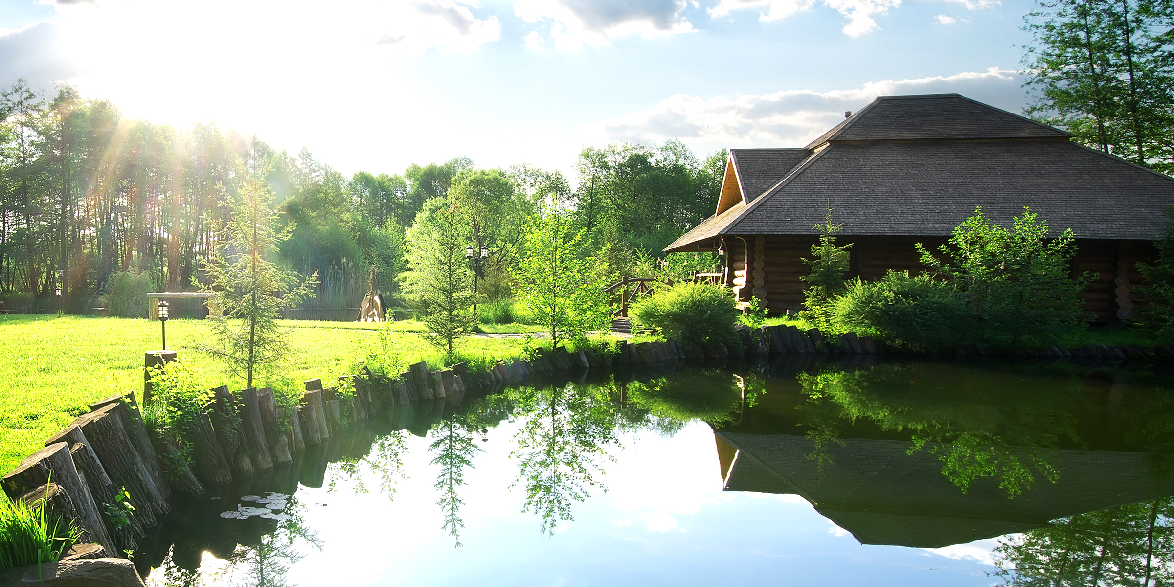 Ein Haus mit einem Teich | Quelle: Shutterstock