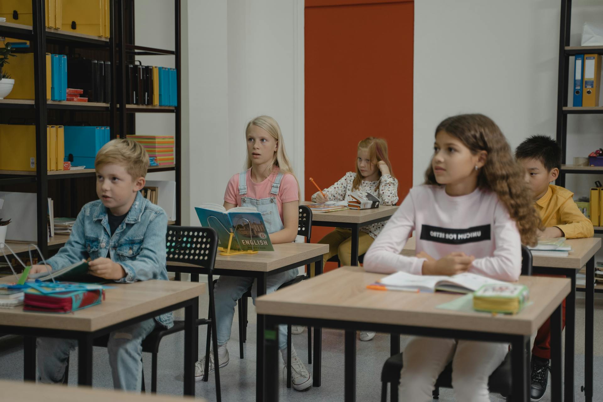 Kinder in einem Klassenzimmer | Quelle: Pexels