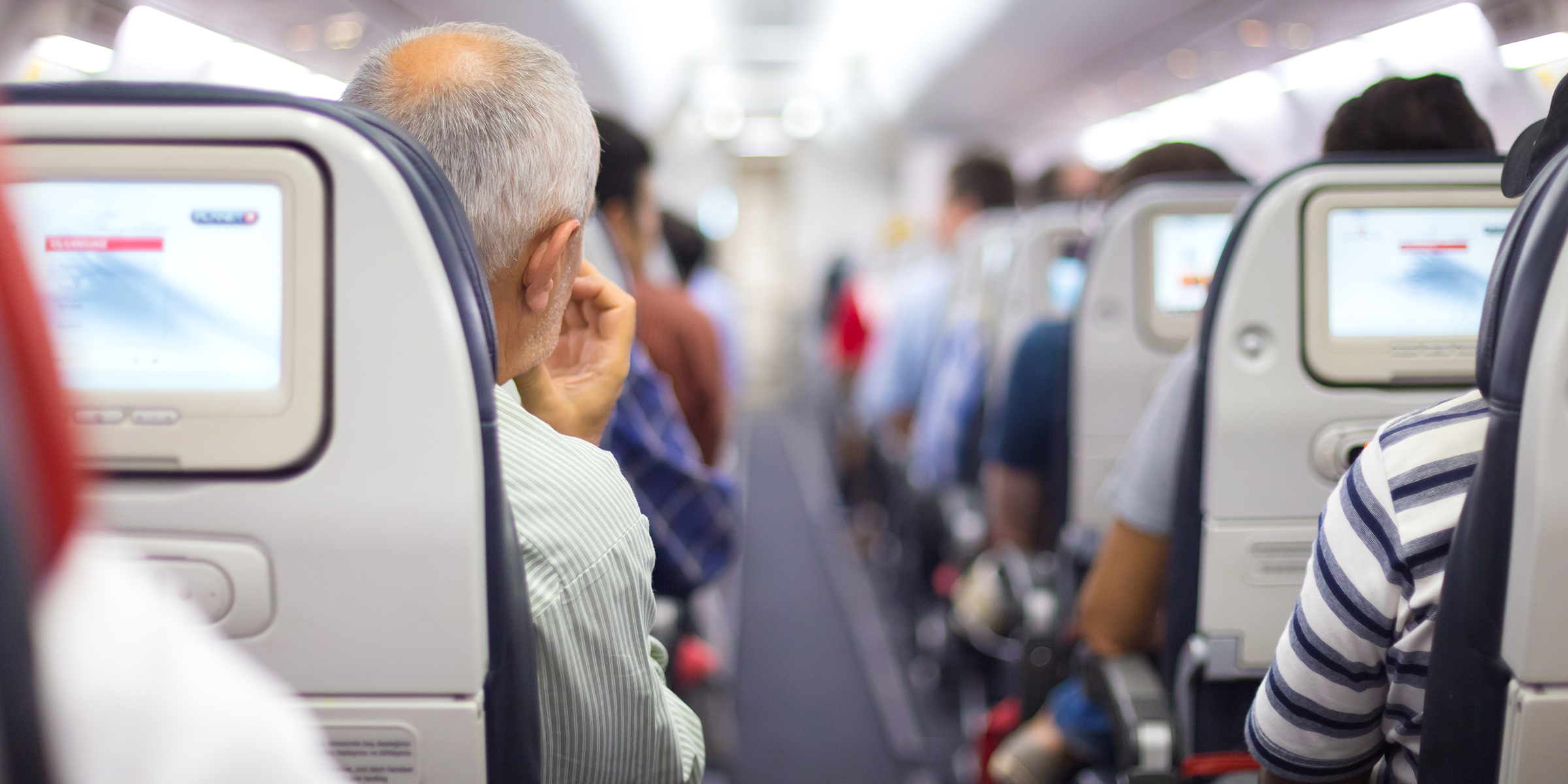 Passagiere in einem Flugzeug | Quelle: Shutterstock