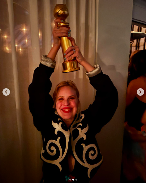 Tallulah Willis posiert mit dem Golden Globe Award ihrer Mutter, gepostet am 7. Januar 2025 | Quelle: Instagram/buuski