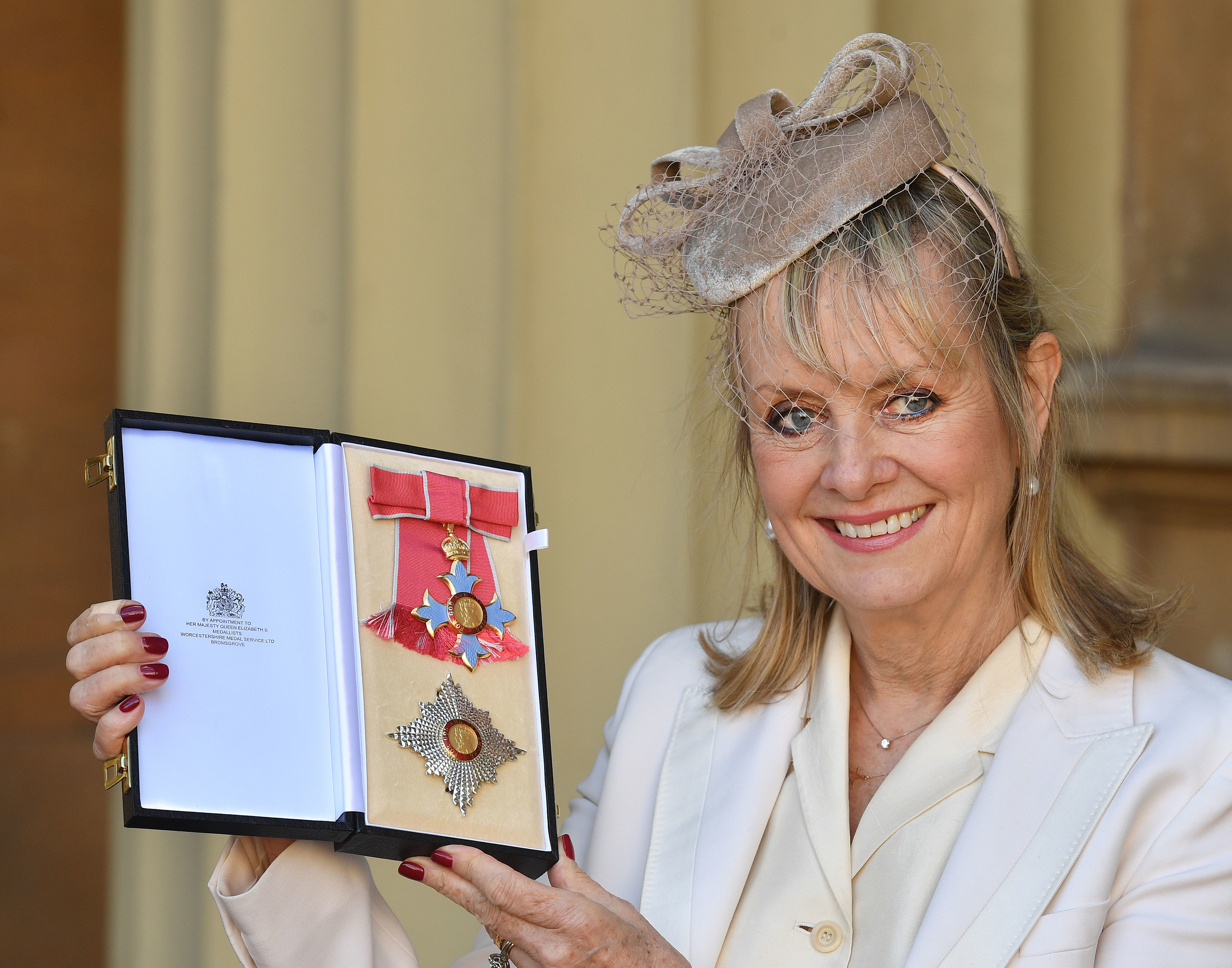 Das Model mit ihrer Auszeichnung Dame Commander of the Order of the British Empire in London am 14. März 2019. | Quelle: Getty Images