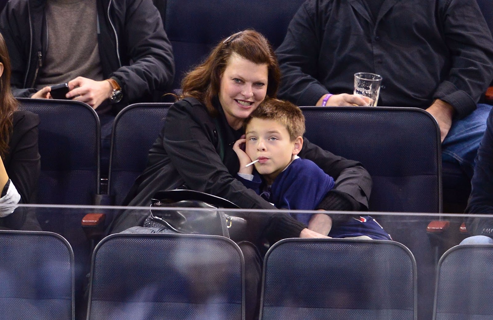 Linda teilte einen süßen Moment mit ihrem Sohn Augustin beim Spiel der New York Rangers gegen die Winnipeg Jets am 1. November 2014. Obwohl sie für ihre Laufstegpräsenz bekannt war, schätzte sie diese Ausflüge mit ihrem Sohn, bei denen sie ihre Rolle als Mutter ausfüllte. | Quelle: Getty Images