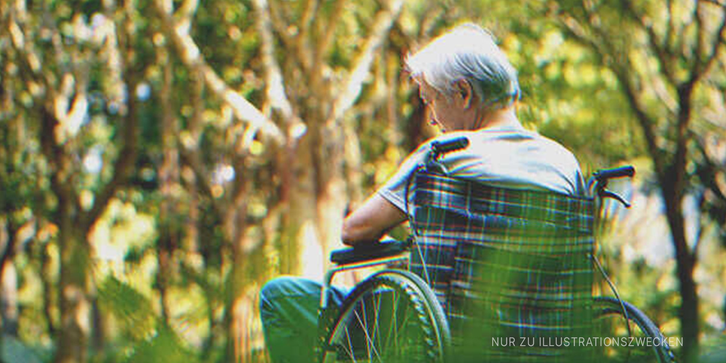 Alter Mann, der draußen auf einem Rollstuhl sitzt. | Quelle: Shutterstock