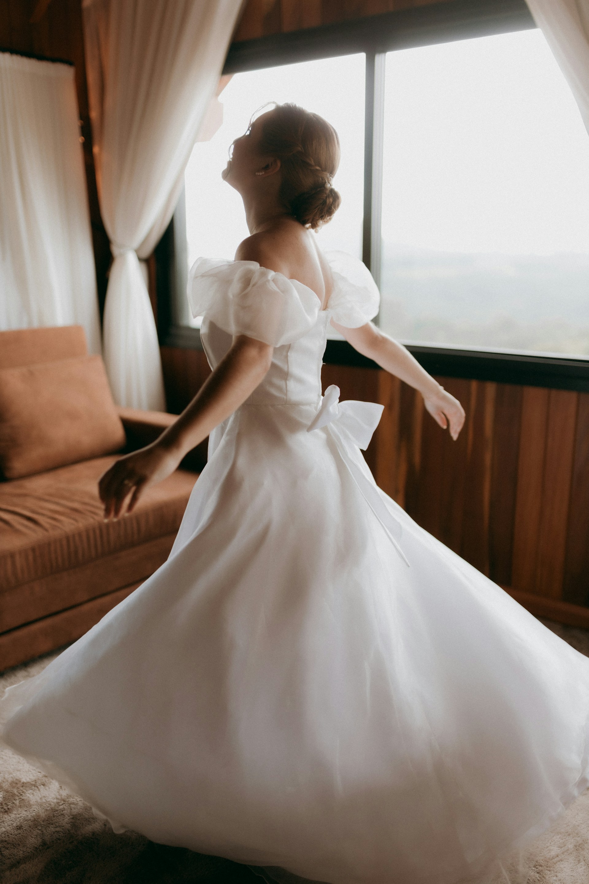 Eine begeisterte Frau in einem weißen Hochzeitskleid | Quelle: Unsplash